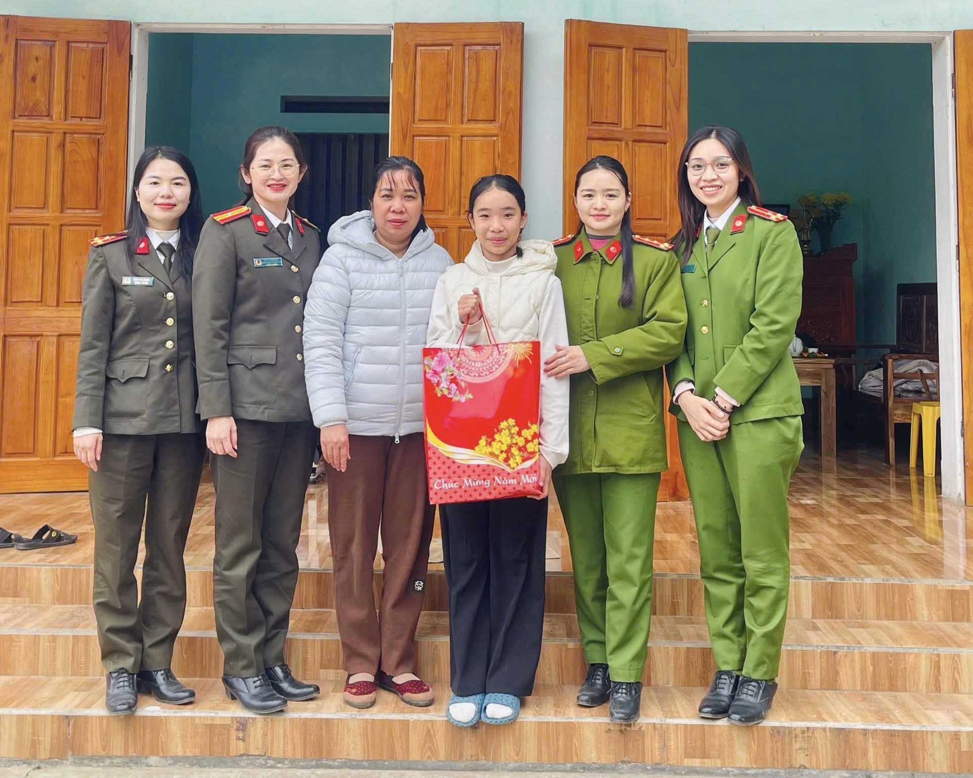 Trao yêu thương những ngày cuối năm – Công an xã Bình Ca đồng hành cùng con đỡ đầu