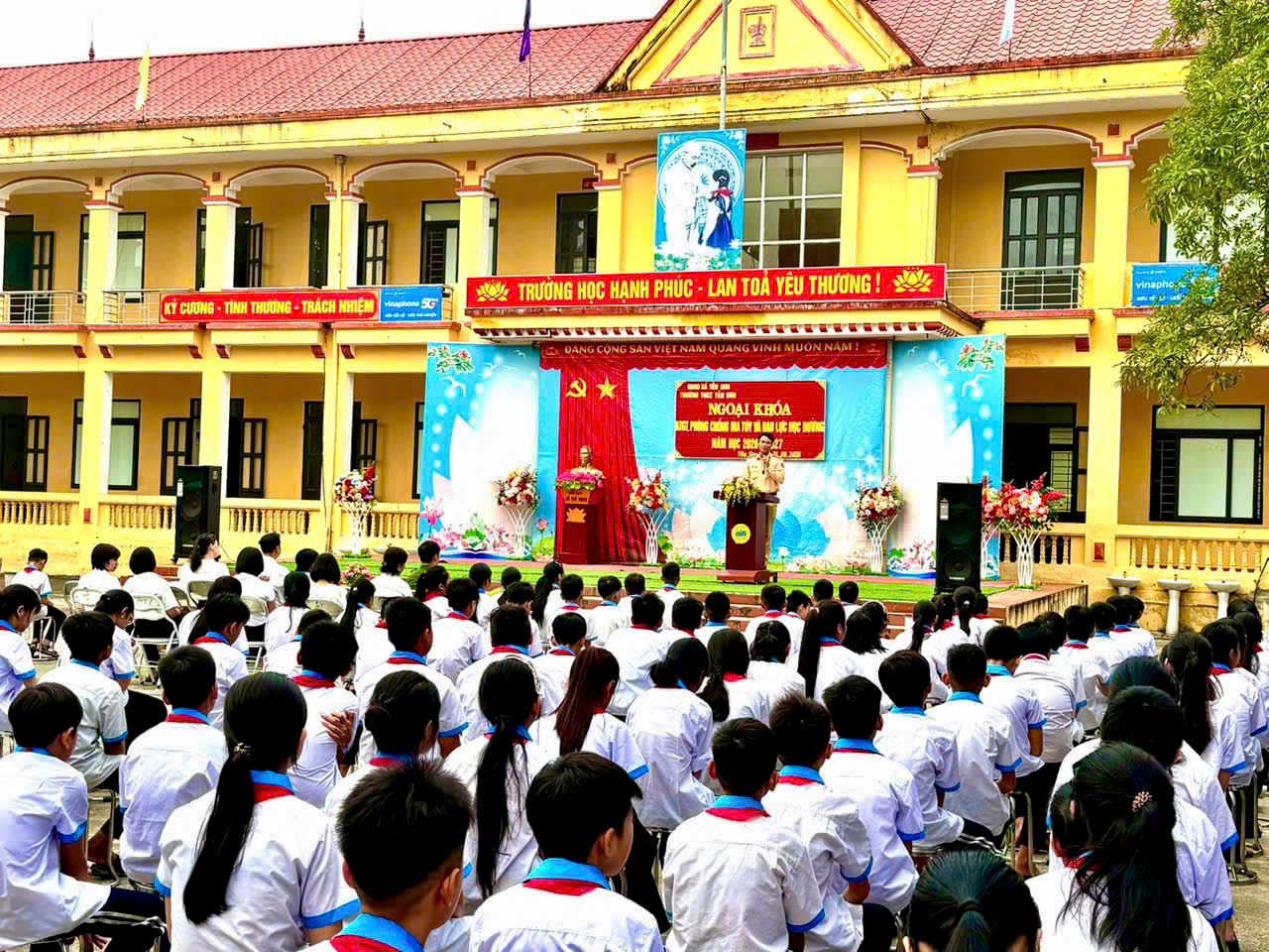 CÔNG AN XÃ YÊN SƠN TRANG BỊ KIẾN THỨC, KỸ NĂNG PHÁP LUẬT CHO HỌC SINH