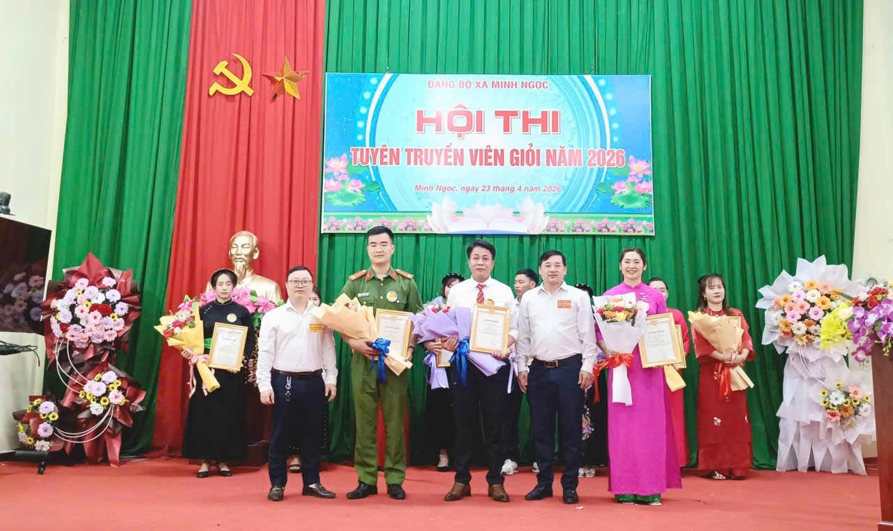 trao giải.jpg