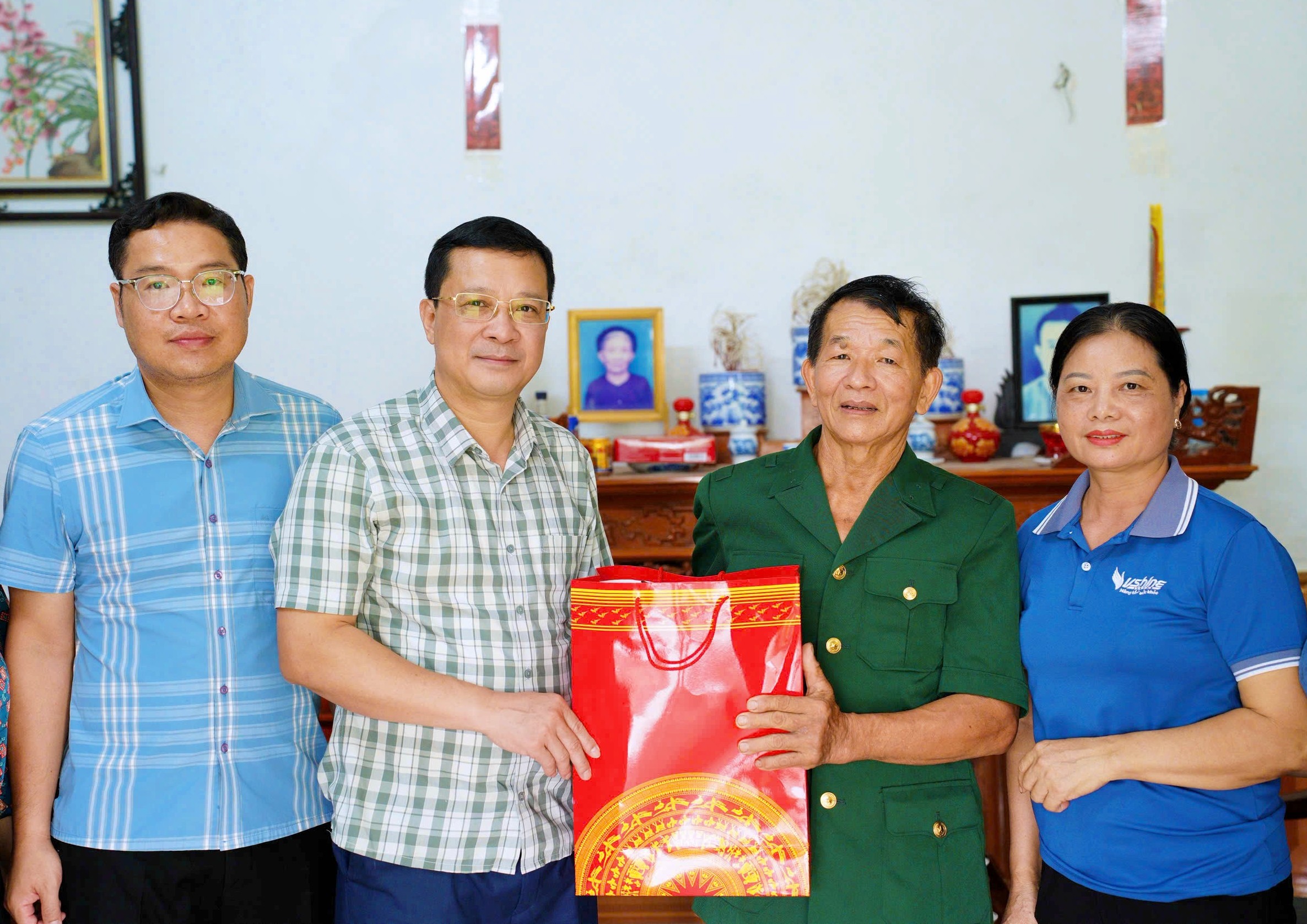 Đảng ủy, HĐND, UBND, Ủy ban MTTQ Việt Nam phường Nông Tiến cùng các tổ chức chính trị - xã hội thăm, tặng quà người có công