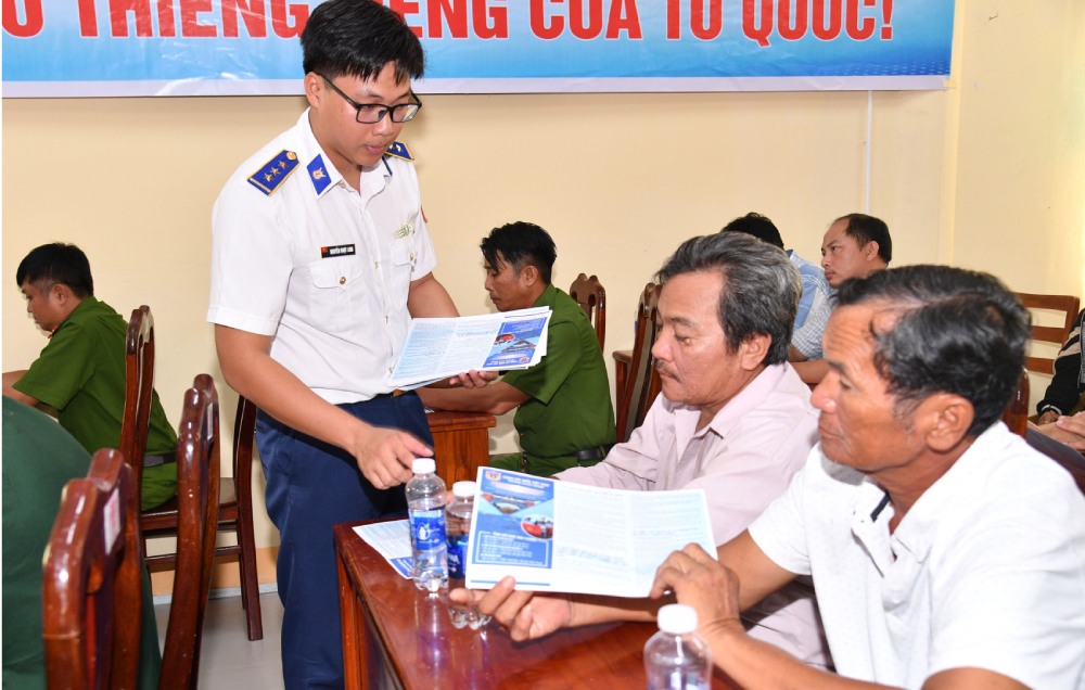 Tuyên truyền chống khai thác IUU cho gần 1000 người ở các xã, đặc khu của An Giang