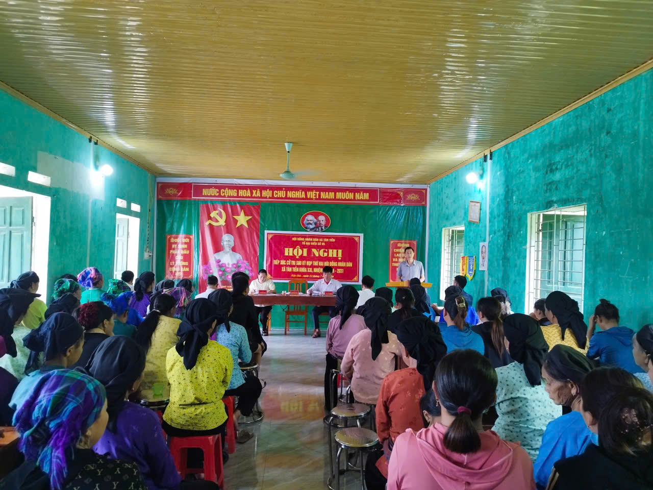 Tổ đại biểu số 5 Hội đồng nhân dân xã tiếp xúc cử tri sau kỳ họp thứ hai