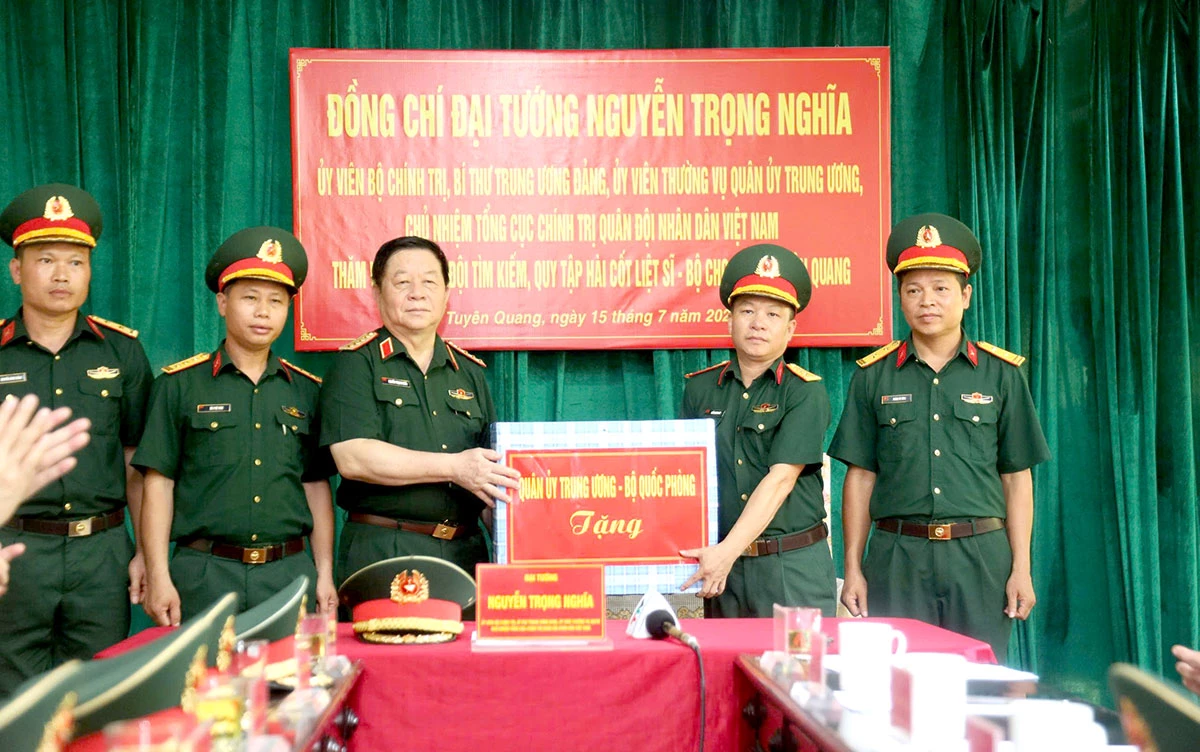 Đại tướng Nguyễn Trọng Nghĩa thăm, làm việc tại xã Thanh Thủy