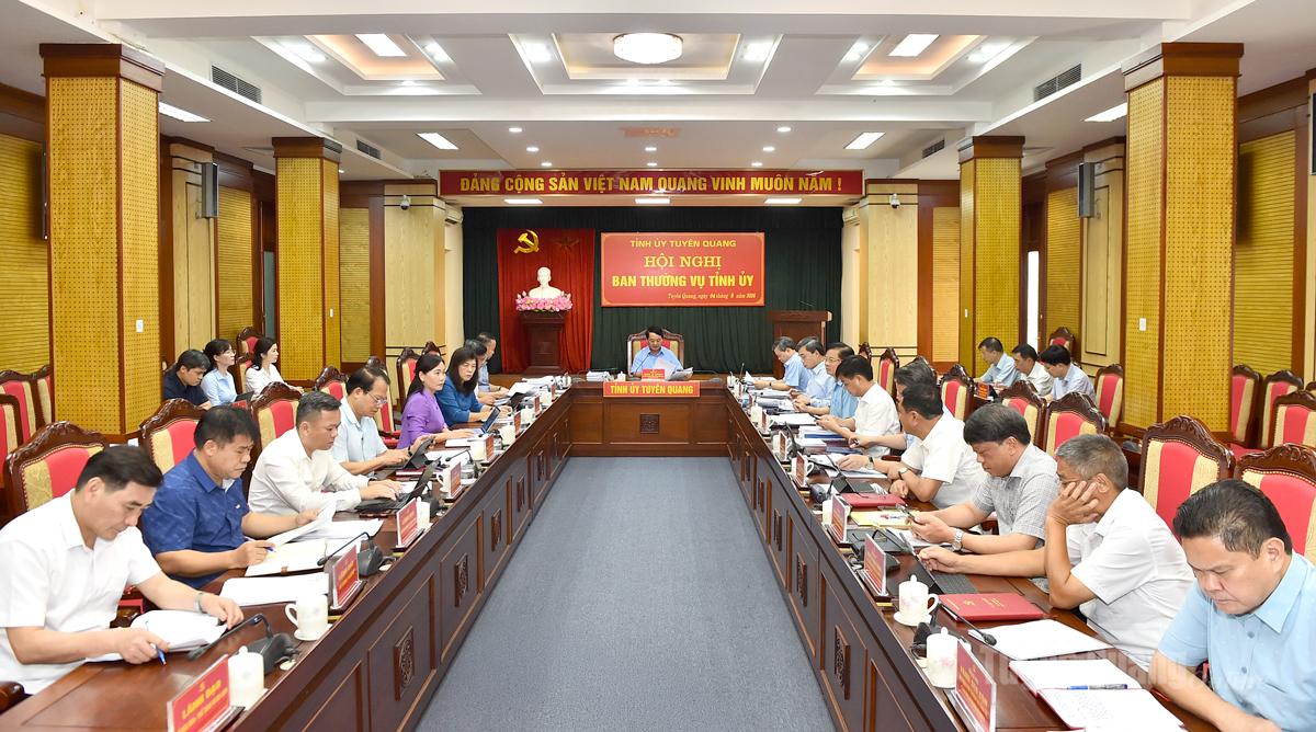 Khẩn trương cụ thể hóa nghị quyết, quyết liệt thực hiện nhiệm vụ