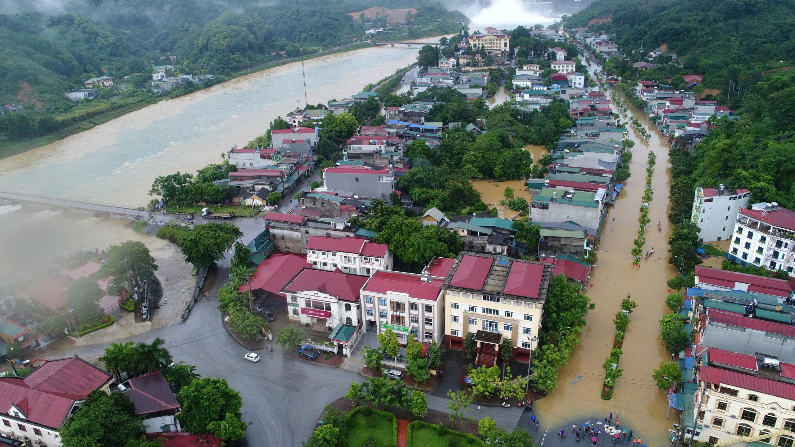 Xã Nà Hang khẩn cấp ứng phó với cơn bão số 10 – BUALOI