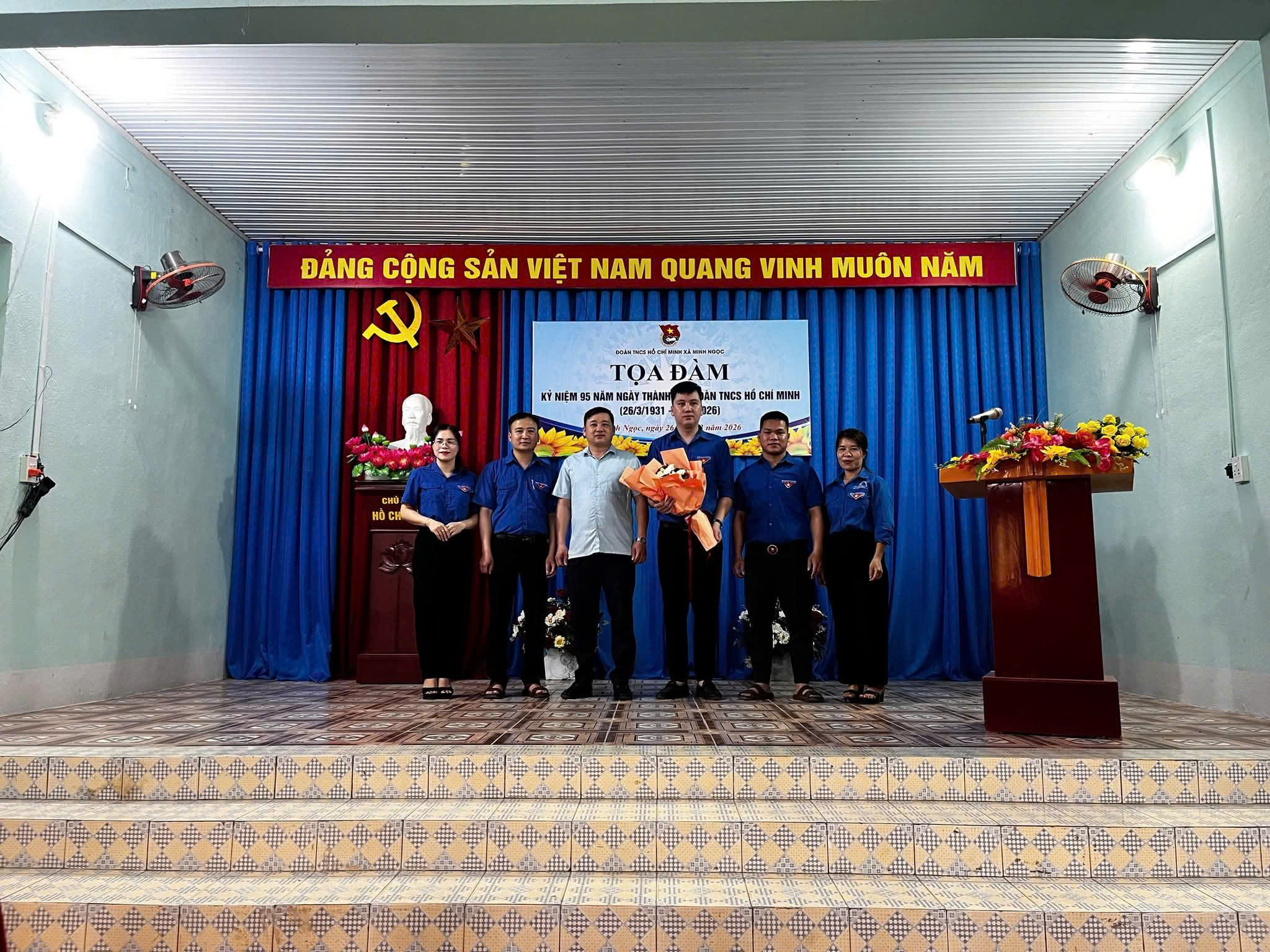 PBT TT Đảng uỷ tặng hoa.jpg