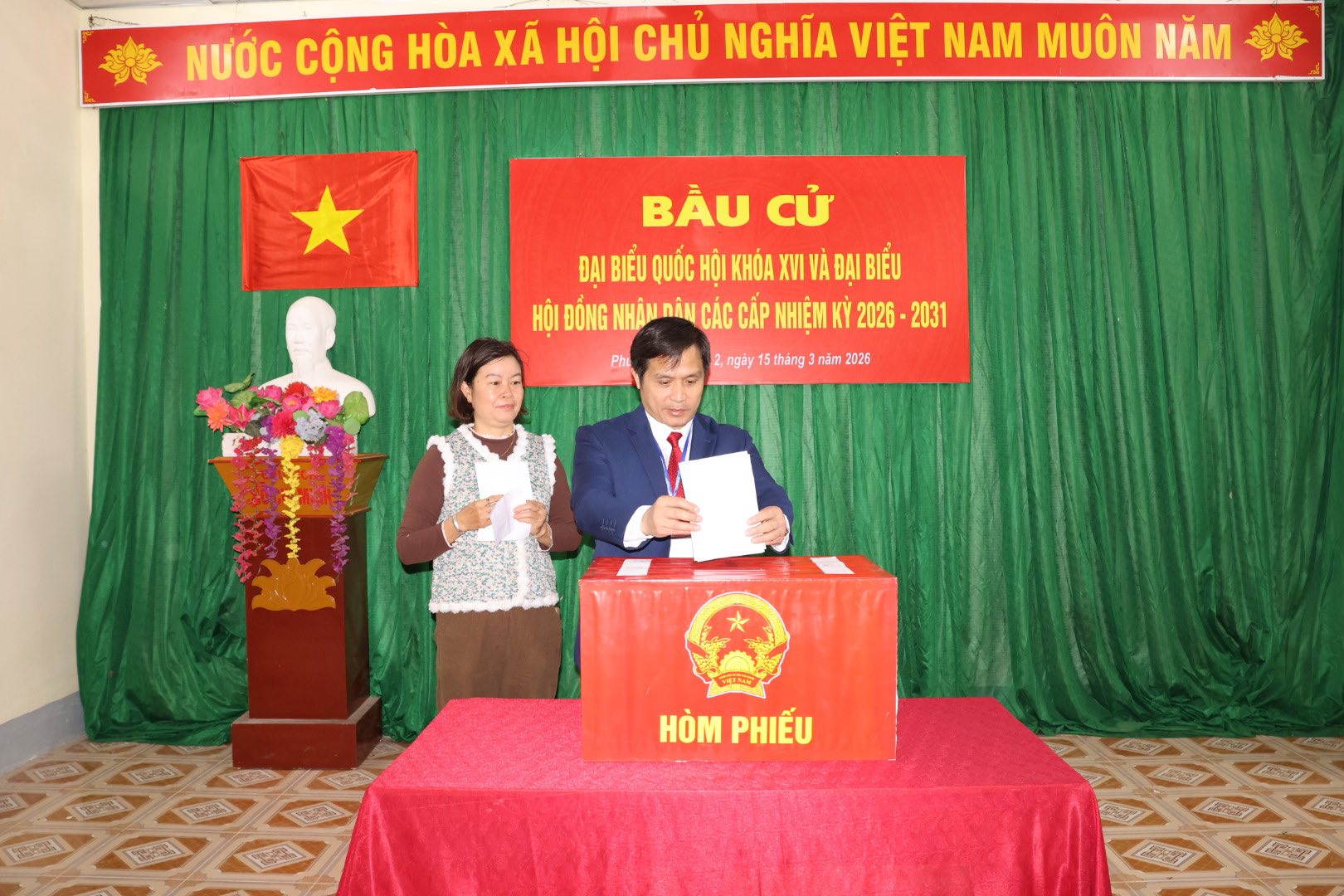 Đồng chí Hà Minh Mẫn dự khai mạc và thực hiện quyền bầu cử tại phường Hà Giang 2