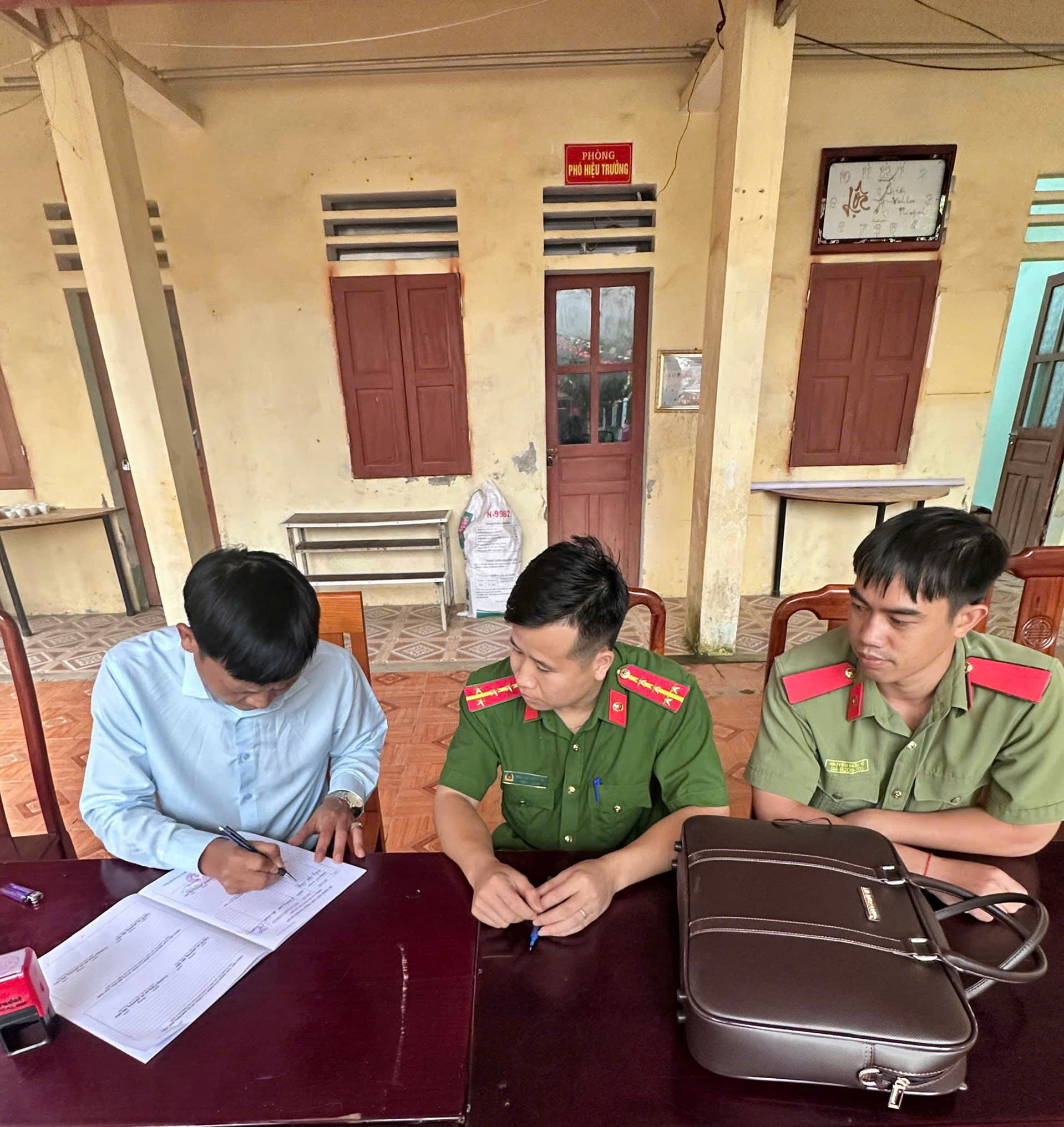 CÔNG AN XÃ BẮC QUANG TỔ CHỨC TRẢI NGHIỆM THỰC TẾ CÔNG TÁC THẨM TRA, XÁC MINH LÝ LỊCH TRONG CAND CHO SINH VIÊN HỌC VIỆN CHÍNH TRỊ CÔNG AN NHÂN DÂN