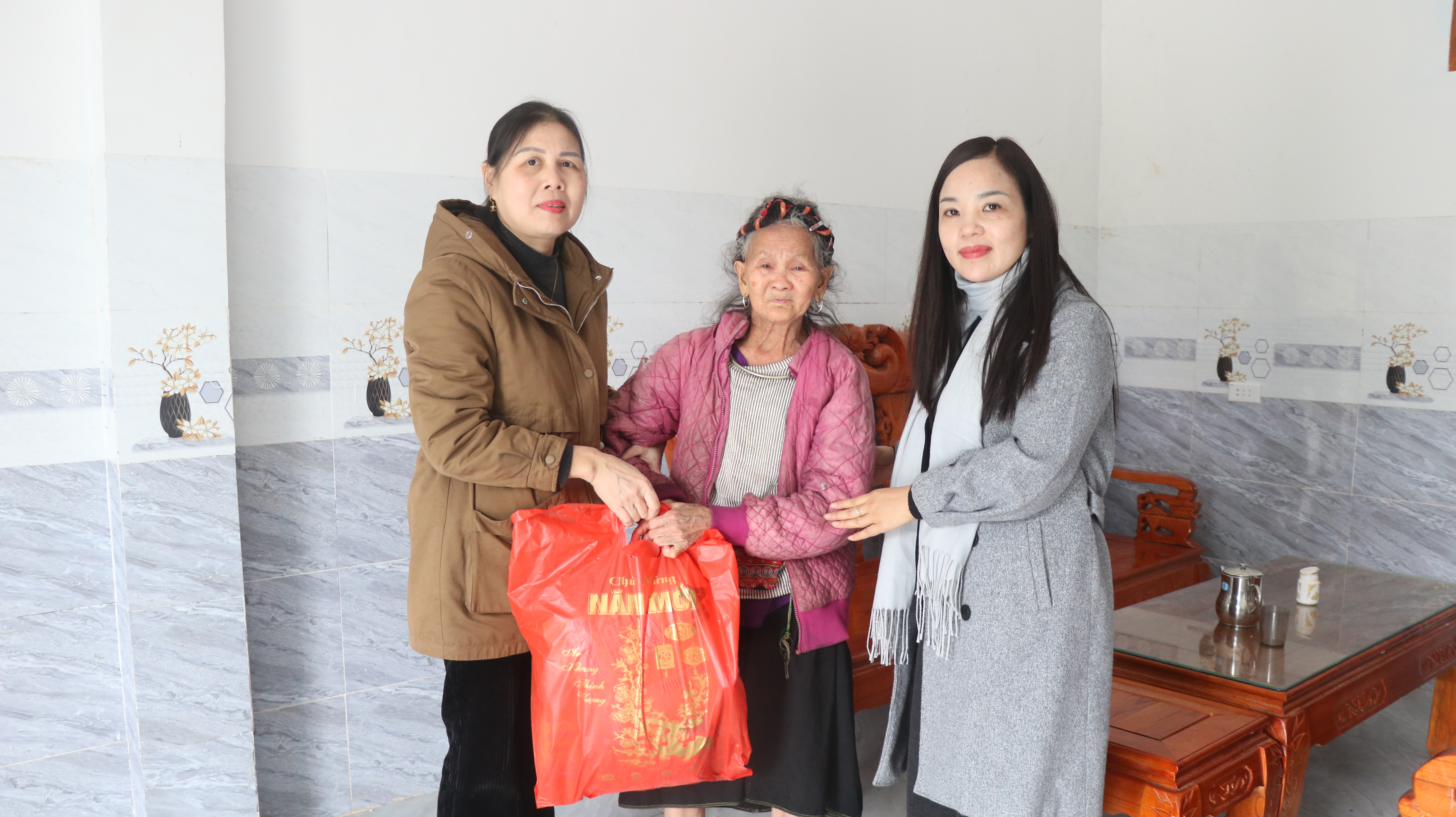 Bí thư Đảng ủy xã thăm, chúc Tết các đối tượng bảo trợ xã hội trên địa bàn xã