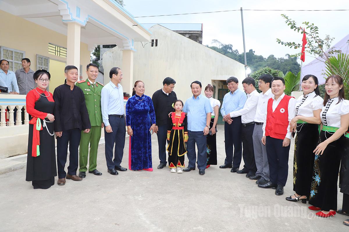 Bí thư Tỉnh ủy Hầu A Lềnh dự Ngày hội Đại đoàn kết toàn dân tộc thôn Khuôn Điển