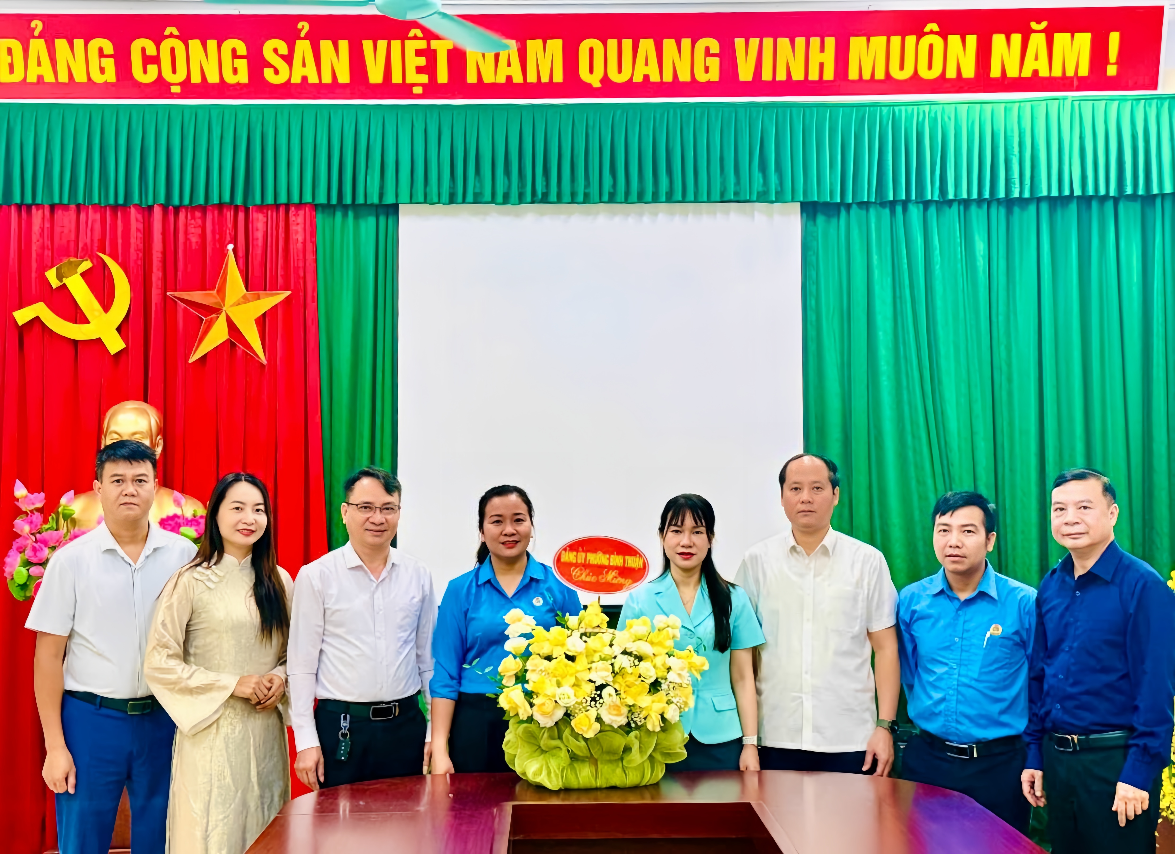 LÃNH ĐẠO ĐẢNG ỦY PHƯỜNG BÌNH THUẬN TẶNG HOA CHÚC MỪNG CÔNG ĐOÀN PHƯỜNG NHÂN KỶ NIỆM 97 NĂM NGÀY THÀNH LẬP CÔNG ĐOÀN VIỆT NAM