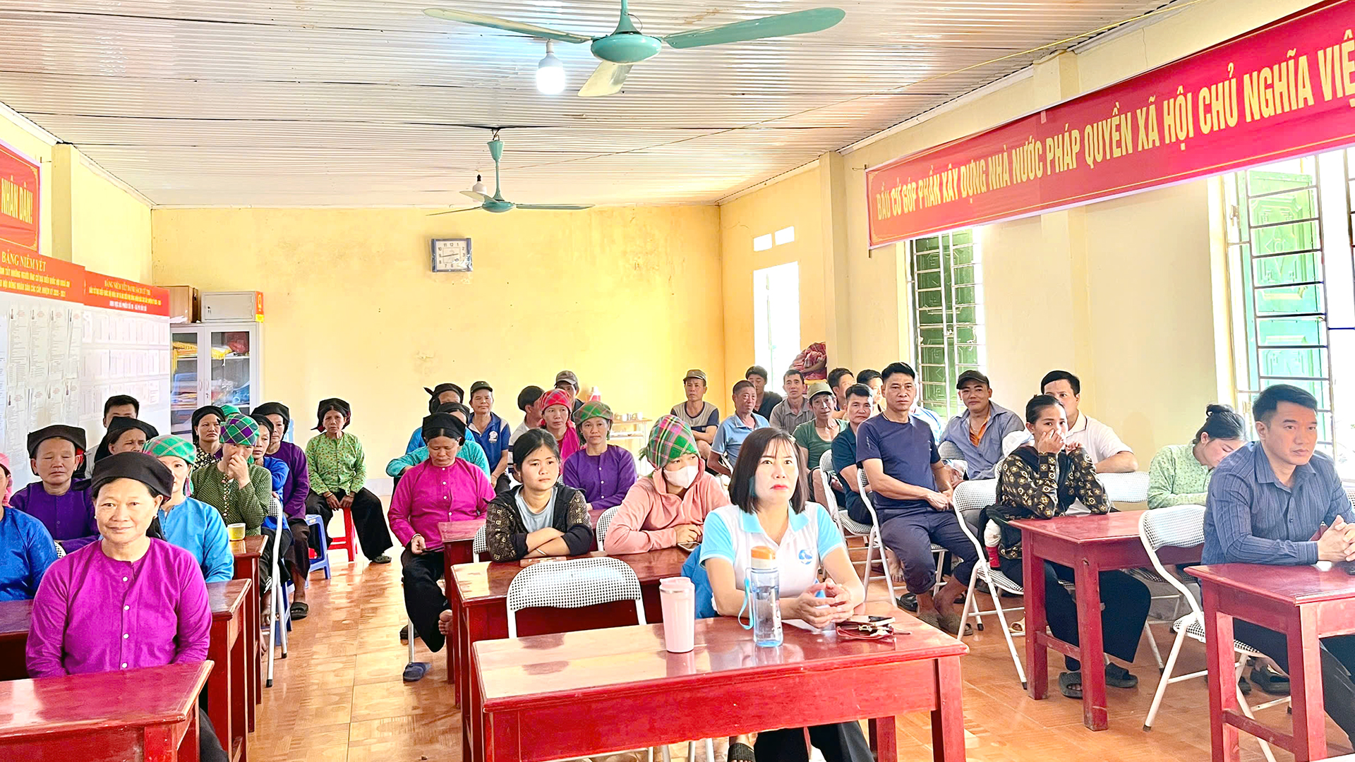 phụ nữ x&atilde; r&agrave; so&aacute;t vay vống (2).jpg