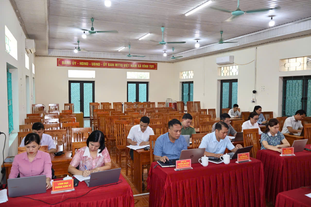 Họp UBND tuần 34 giữa.jpg