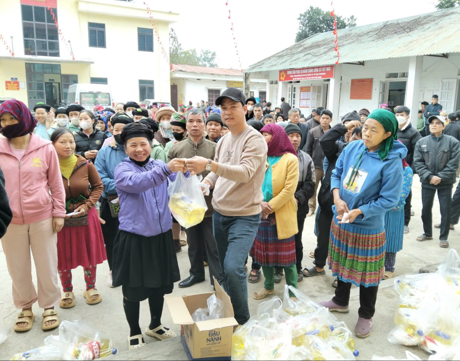 UBND và Ủy ban MTTQ xã Tát Ngà trao quà Tết cho các hộ nghèo, hộ khó khăn