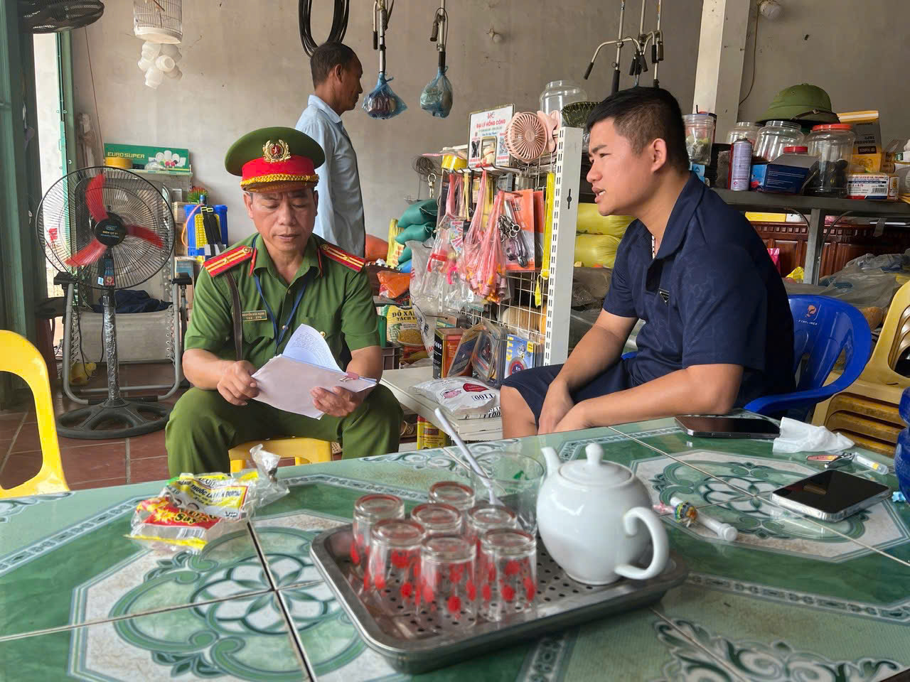 CÔNG AN XÃ ĐỒNG TÂM: TĂNG CƯỜNG TUYÊN TRUYỀN, VẬN ĐỘNG NHÂN DÂN CHẤP HÀNH CÁC QUY ĐỊNH VỀ HÀNH LANG AN TOÀN GIAO THÔNG 