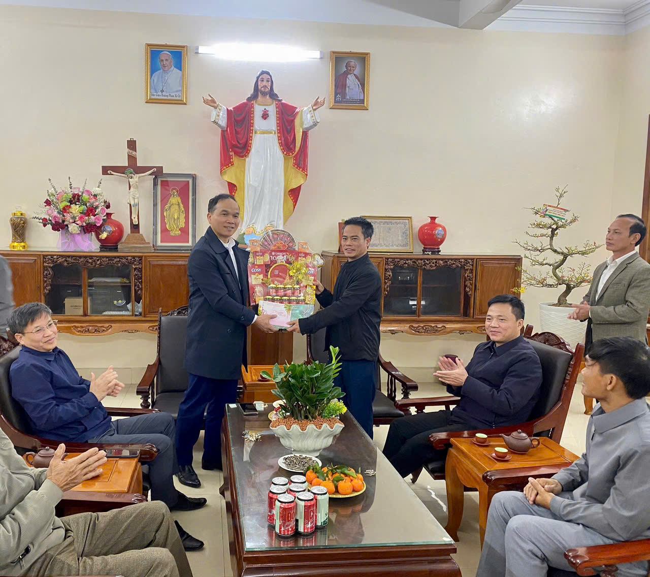 Lãnh đạo xã Đông Thọ thăm, chúc tết các giáo sứ Đức Bản.