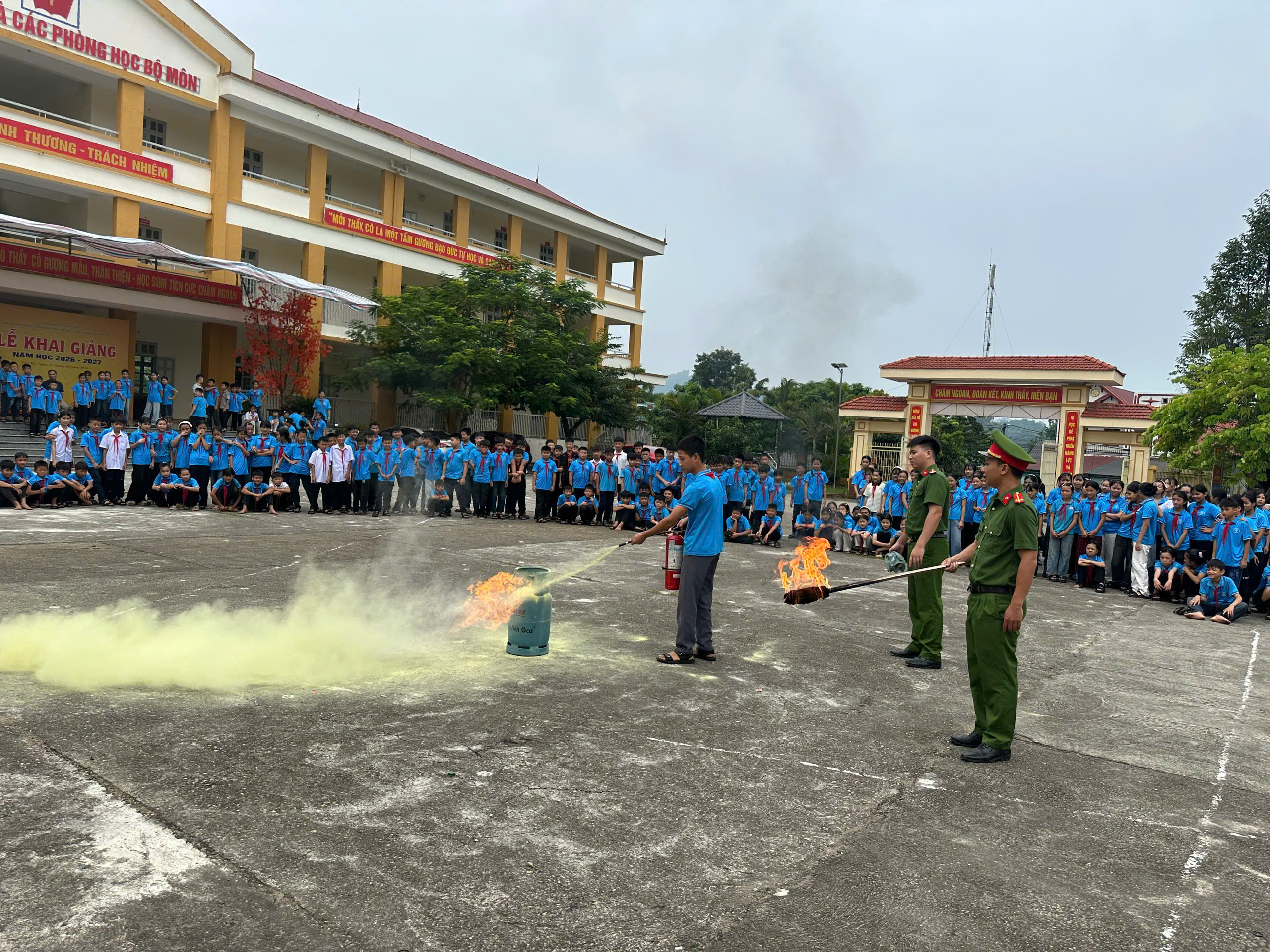 TĂNG CƯỜNG THỰC HÀNH, TRẢI NGHIỆM KỸ NĂNG PHÒNG CHÁY, CHỮA CHÁY VÀ CỨU NẠN, CỨU HỘ TẠI TRƯỜNG PTDTBT TIỂU HỌC VÀ THCS HÙNG MỸ