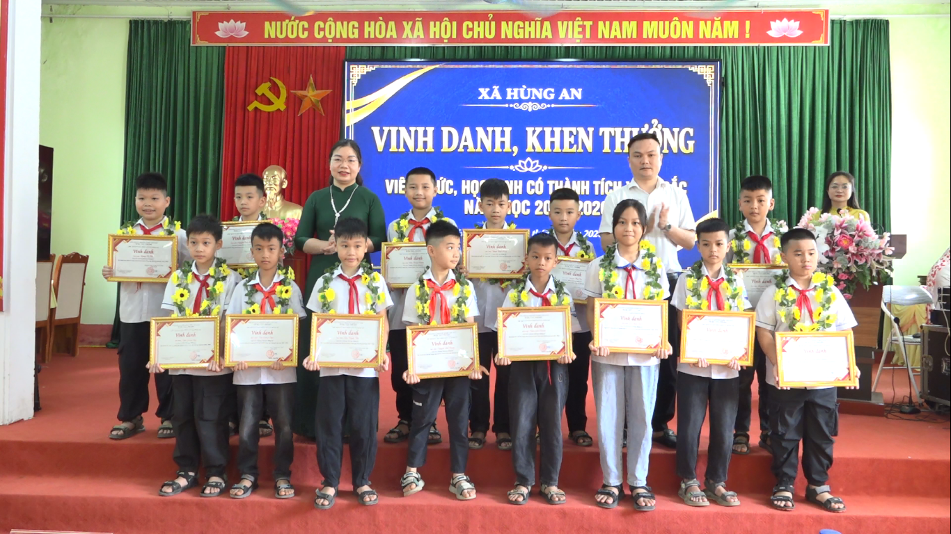 Xã Hùng An tổ chức chương trình vinh danh, khen thưởng viên chức và học sinh có thành tích xuất sắc năm học 2025–2026