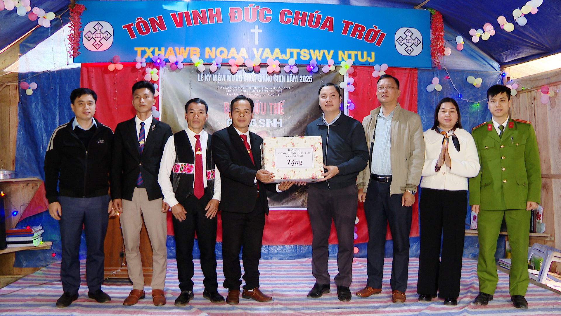 Thăm và tặng quà điểm nhóm Đạo Tin lành Nà Lòa nhân dịp lễ Giáng sinh năm 2025