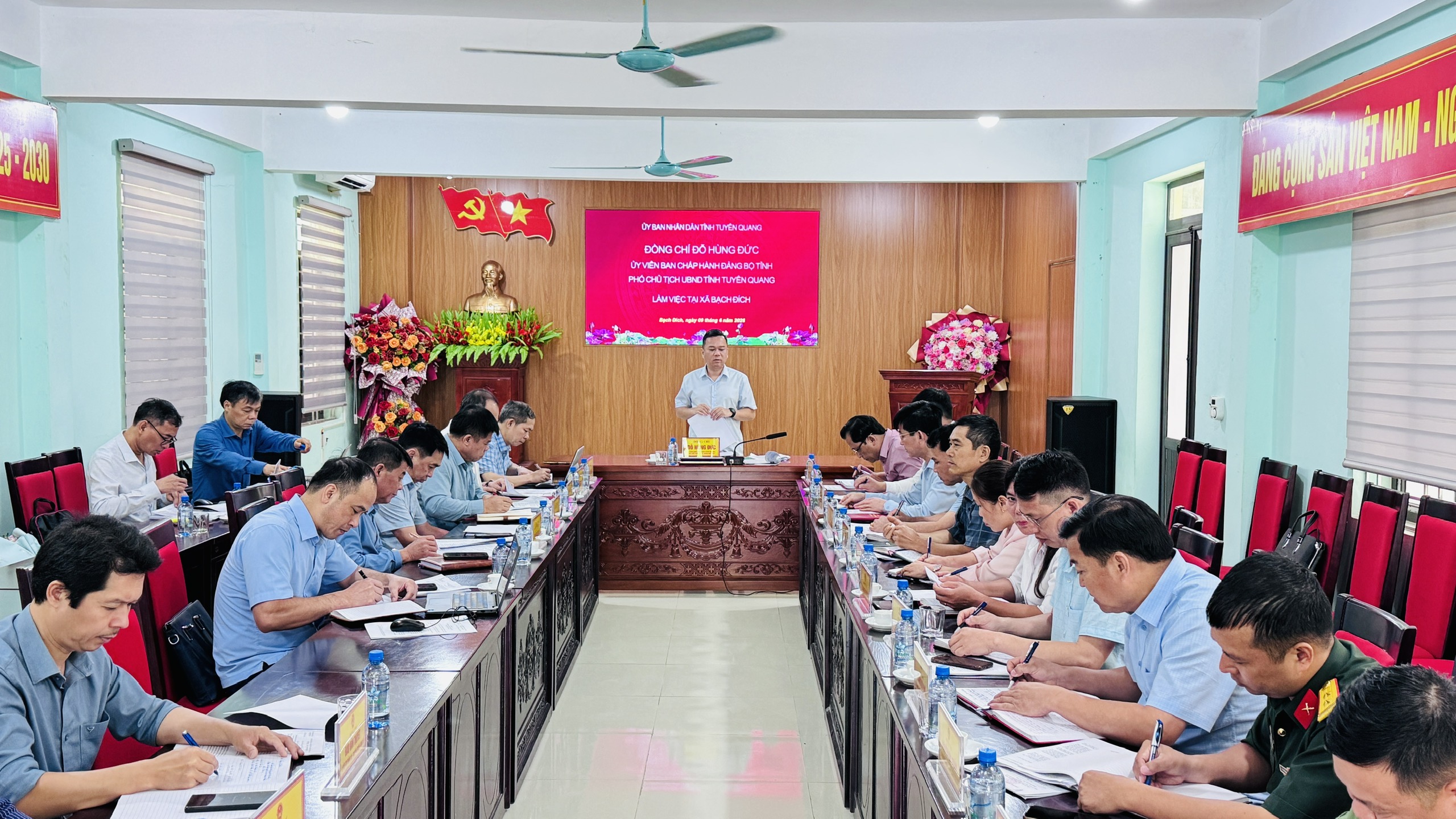 ĐỒNG CHÍ ĐỖ HÙNG ĐỨC - PHÓ CHỦ TỊCH UBND TỈNH LÀM VIỆC TẠI XÃ BẠCH ĐÍCH