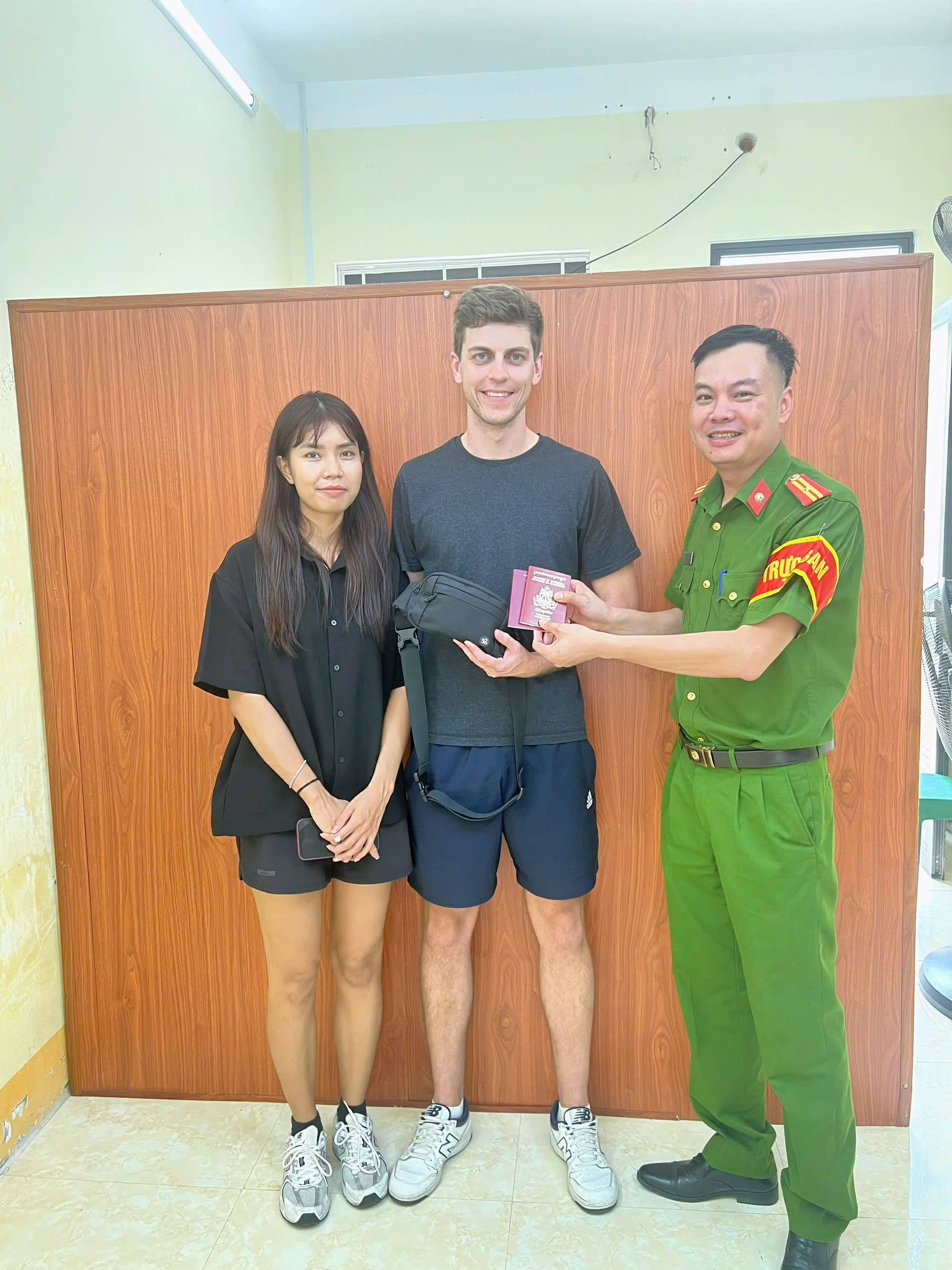 DU KHÁCH XÚC ĐỘNG GỬI LỜI CẢM ƠN CÔNG AN PHƯỜNG SAU KHI TÌM LẠI ĐƯỢC TÀI SẢN