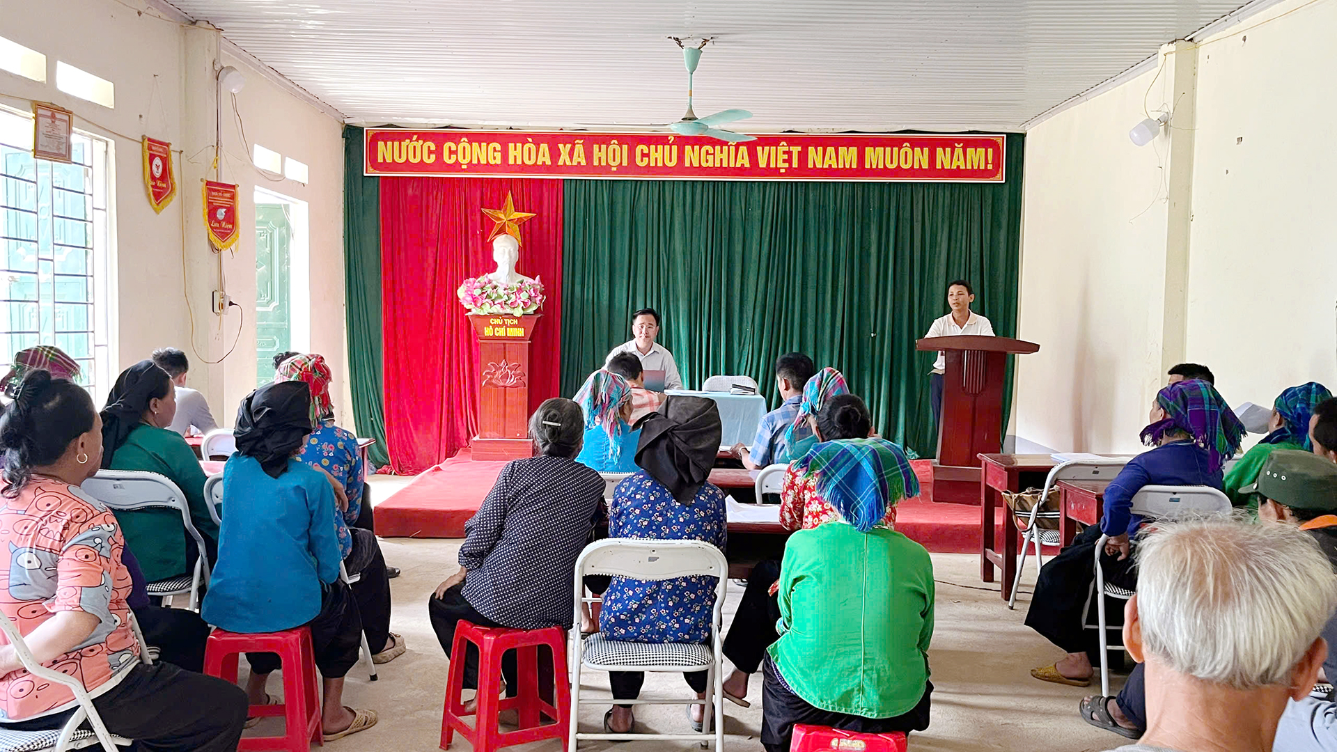 họp tại th&ocirc;n Nậm Ph&agrave;ng.jpg