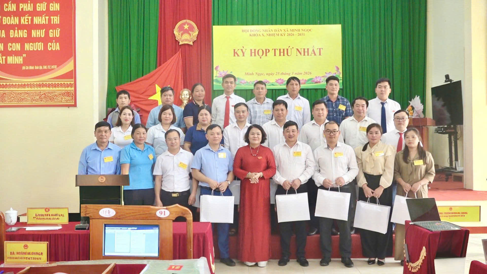 tặng qu&agrave; c&aacute;c đại biểu kho&aacute; cũ.jpg