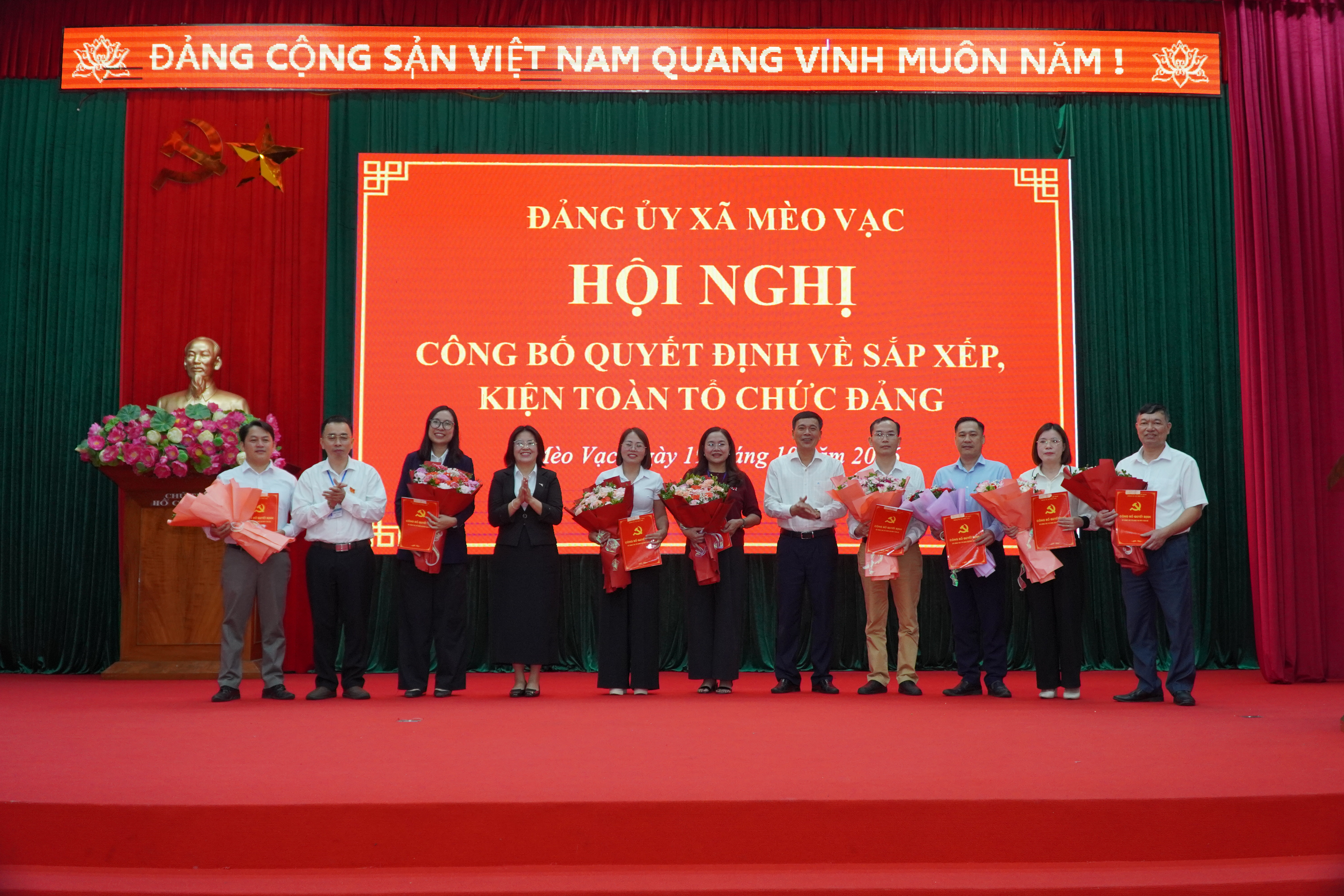 Mèo Vạc công bố các quyết định về sắp xếp, kiện toàn tổ chức đảng