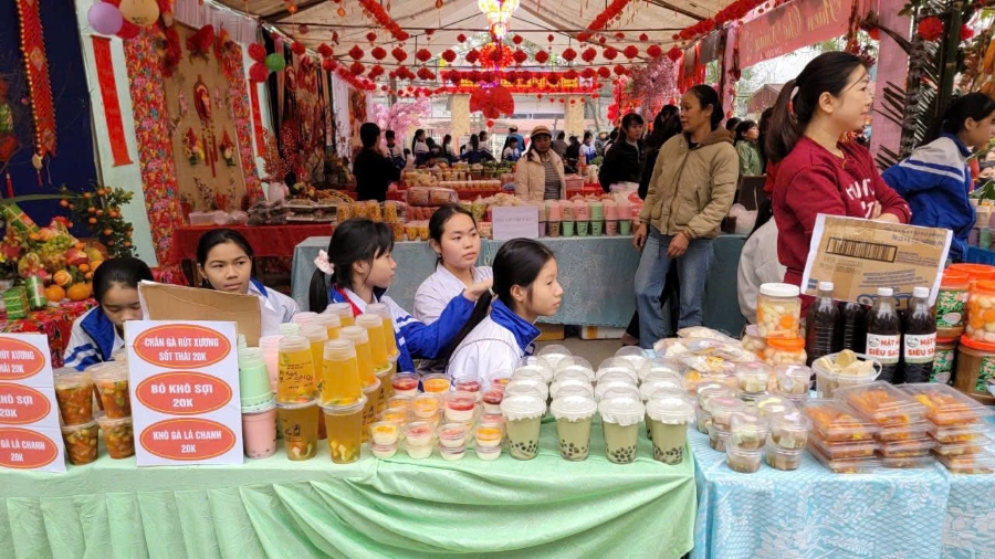 Cấp 2 tổ chức hội chợ xuân 22.jpg