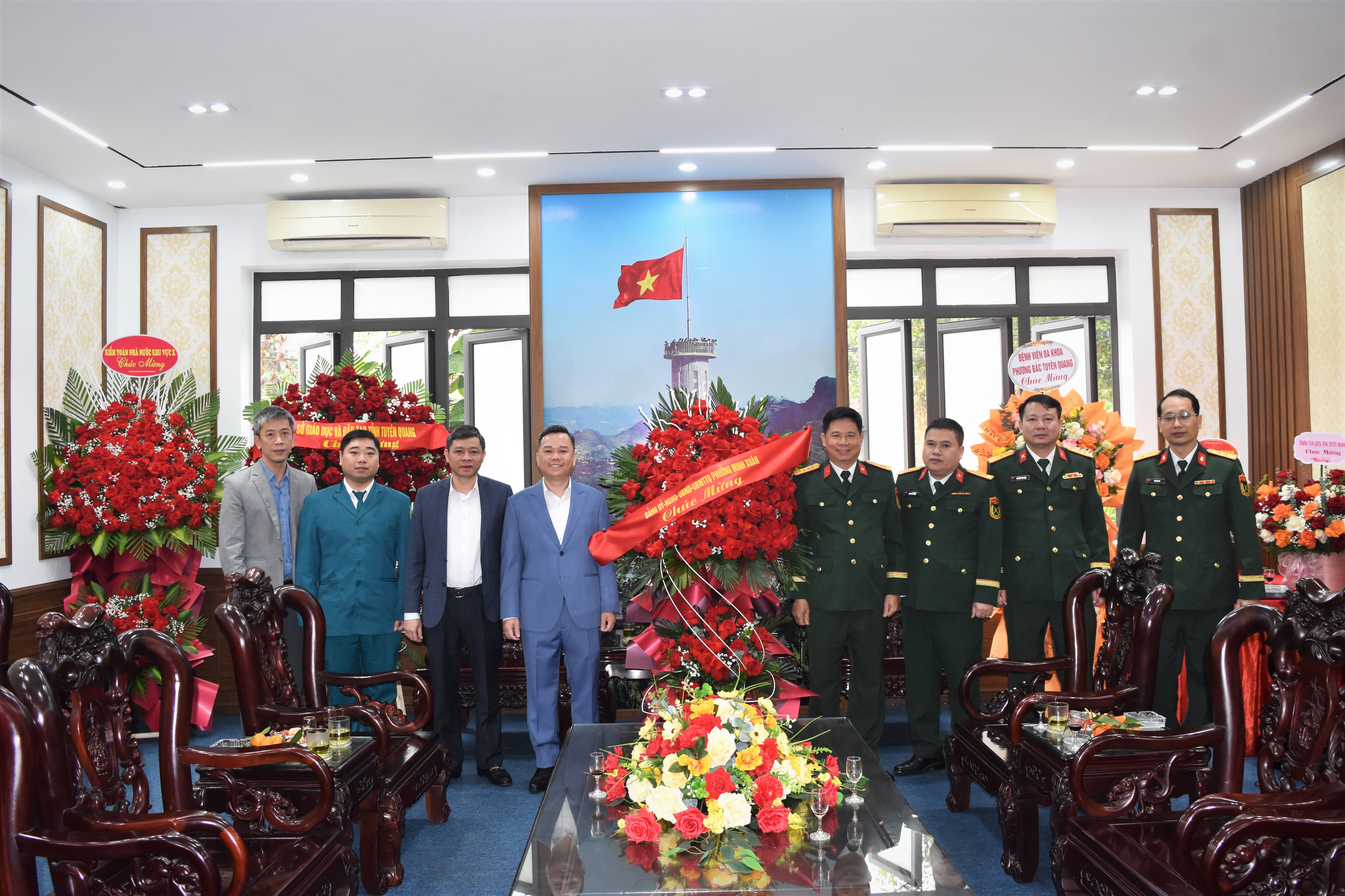 Thường trực Đảng ủy phường Minh Xuân - Tặng hoa chúc mừng Kỷ niệm 81 năm Ngày thành lập Quân đội Nhân dân Việt Nam và 36 năm Ngày hội quốc phòng toàn dân