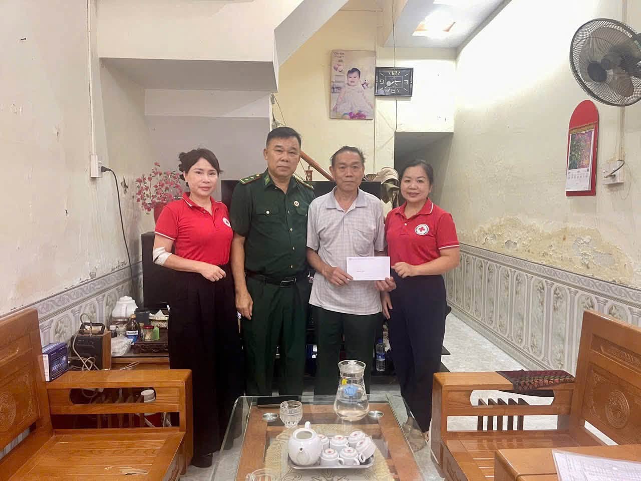 Hội Chữ thập đỏ phường Hà Giang 2 trao 10 suất quà tri ân gia đình chính sách nhân dịp 27/7