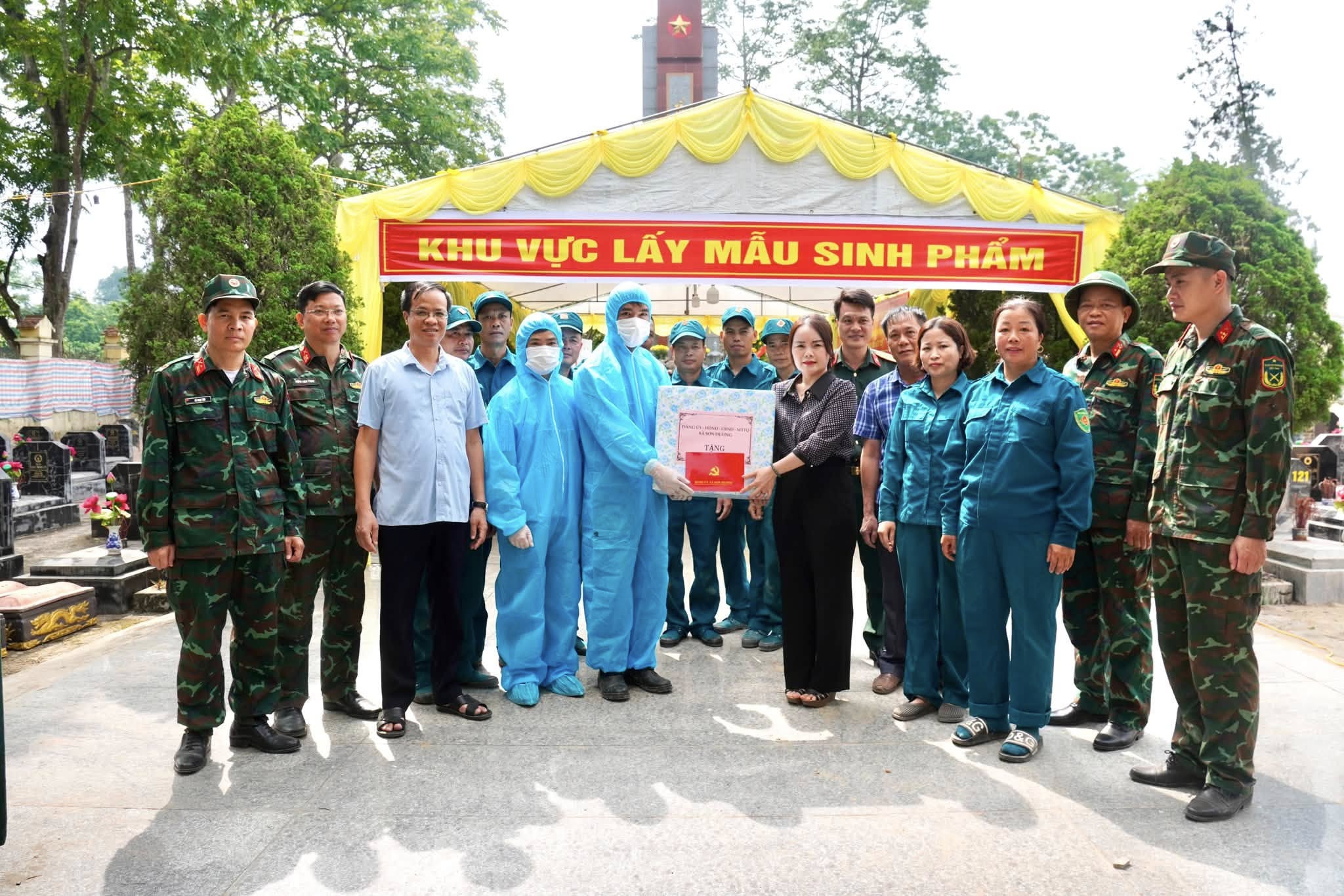 Lãnh đạo xã Sơn Dương biểu dương, khen thưởng các lực lượng tham gia lấy mẫu ADN hài cốt liệt sĩ
