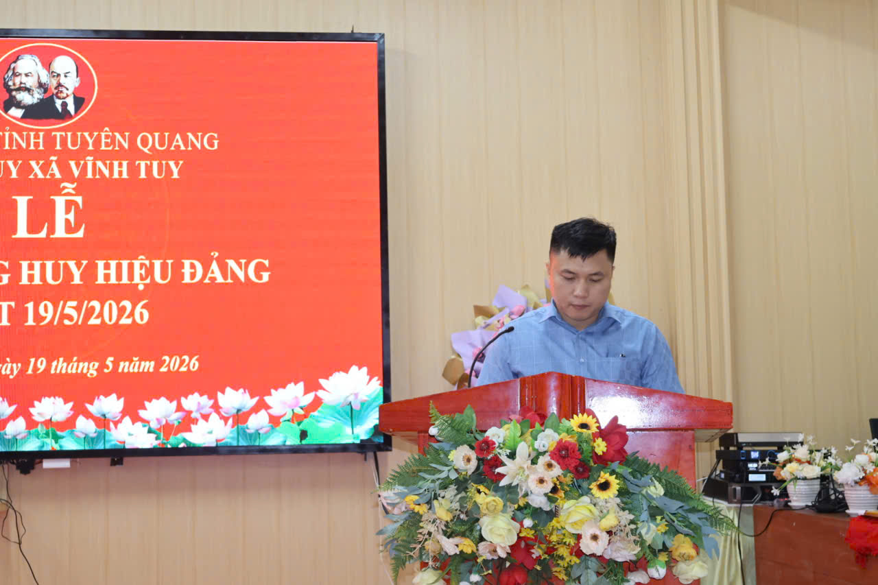 Trao huy hiệu Đảng BTA.jpg