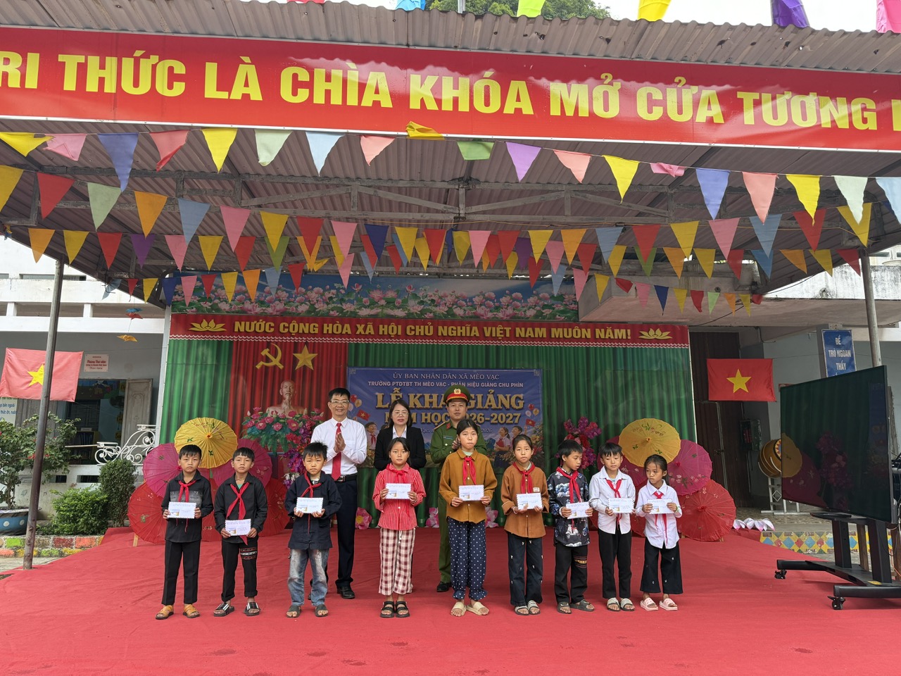 CÔNG AN XÃ MÈO VẠC KẾT NỐI TRAO HỌC BỔNG, TIẾP SỨC HỌC SINH VÙNG CAO ĐẾN TRƯỜNG