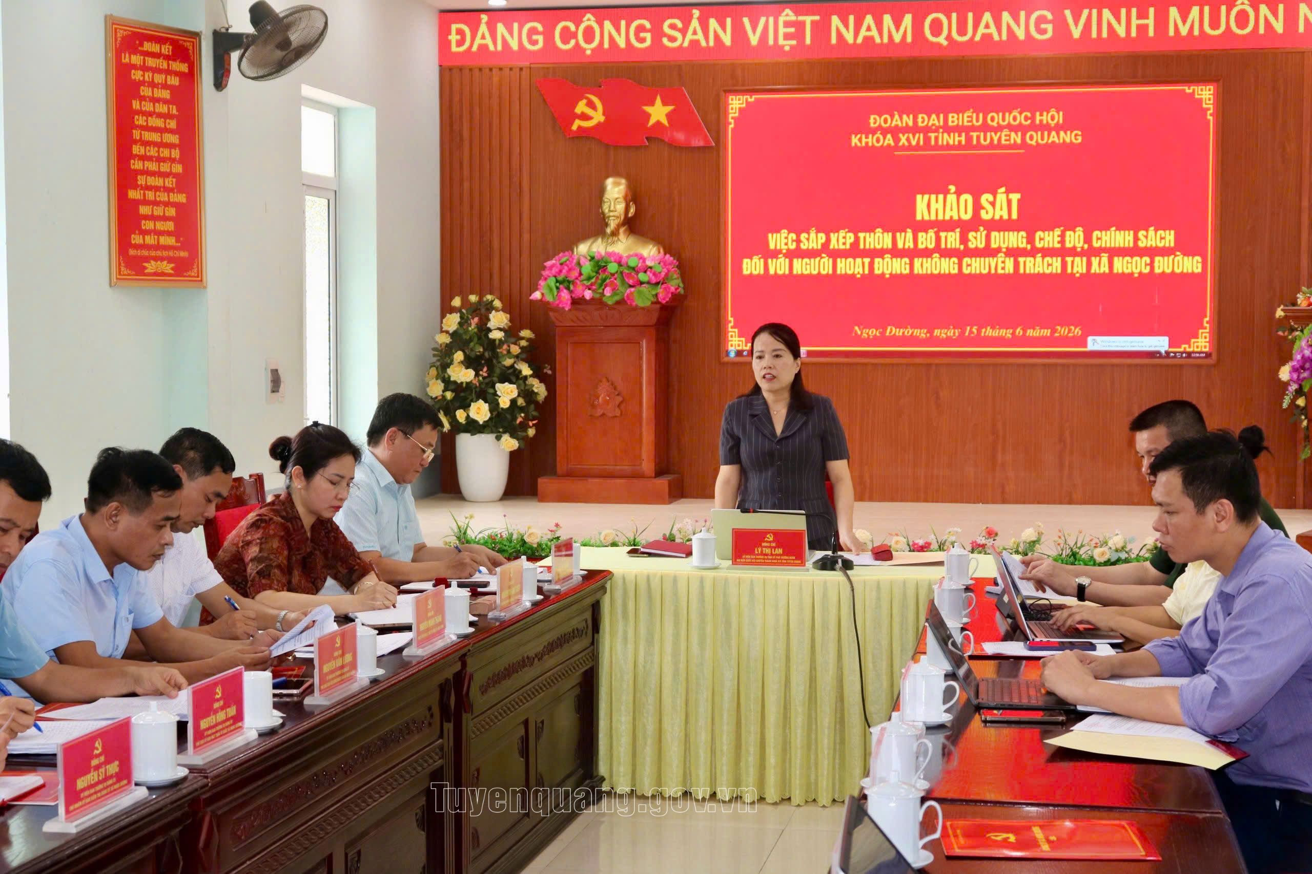 Đồng chí Lý Thị Lan, Ủy viên BTV Tỉnh ủy, Phó Trưởng Đoàn chuyên trách Đoàn ĐBQH khóa XVI tỉnh kiểm tra tiến độ sắp xếp thôn tại xã Ngọc Đường