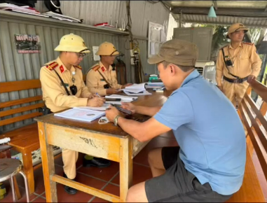 LÔI KÉO BÙN ĐẤT RA QUỐC LỘ 2: LÁI XE TẢI BỊ XỬ LÝ SAU PHẢN ÁNH CỦA NGƯỜI DÂN