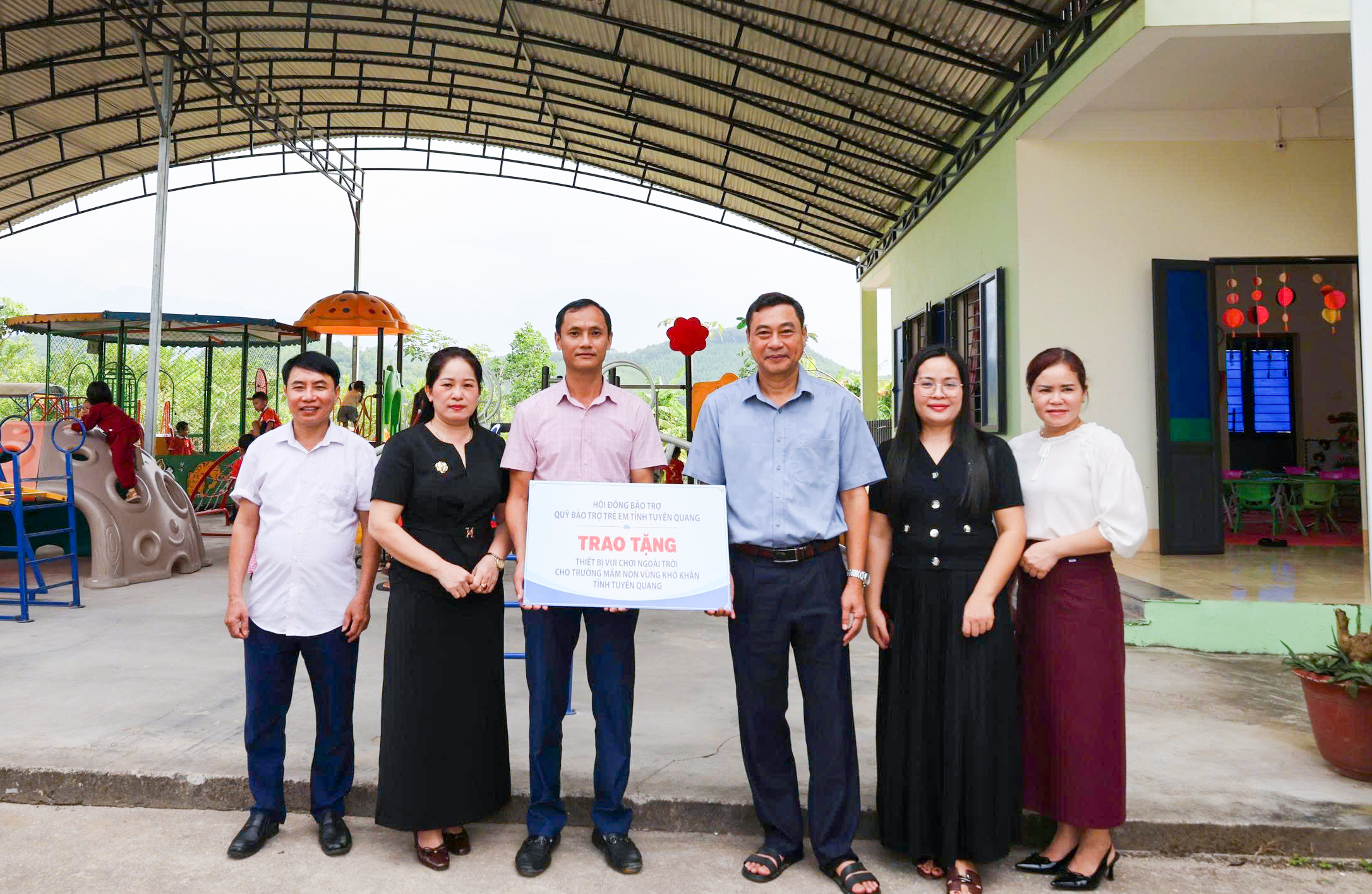 (Quang Bình – Tuyên Quang) Trung tâm Công tác xã hội và Quỹ Bảo trợ trẻ em tỉnh Tuyên Quang trao tặng thiết bị vui chơi, sẻ chia yêu thương với trẻ em có hoàn cảnh khó khăn tại Trường Mầm non Sao Mai
