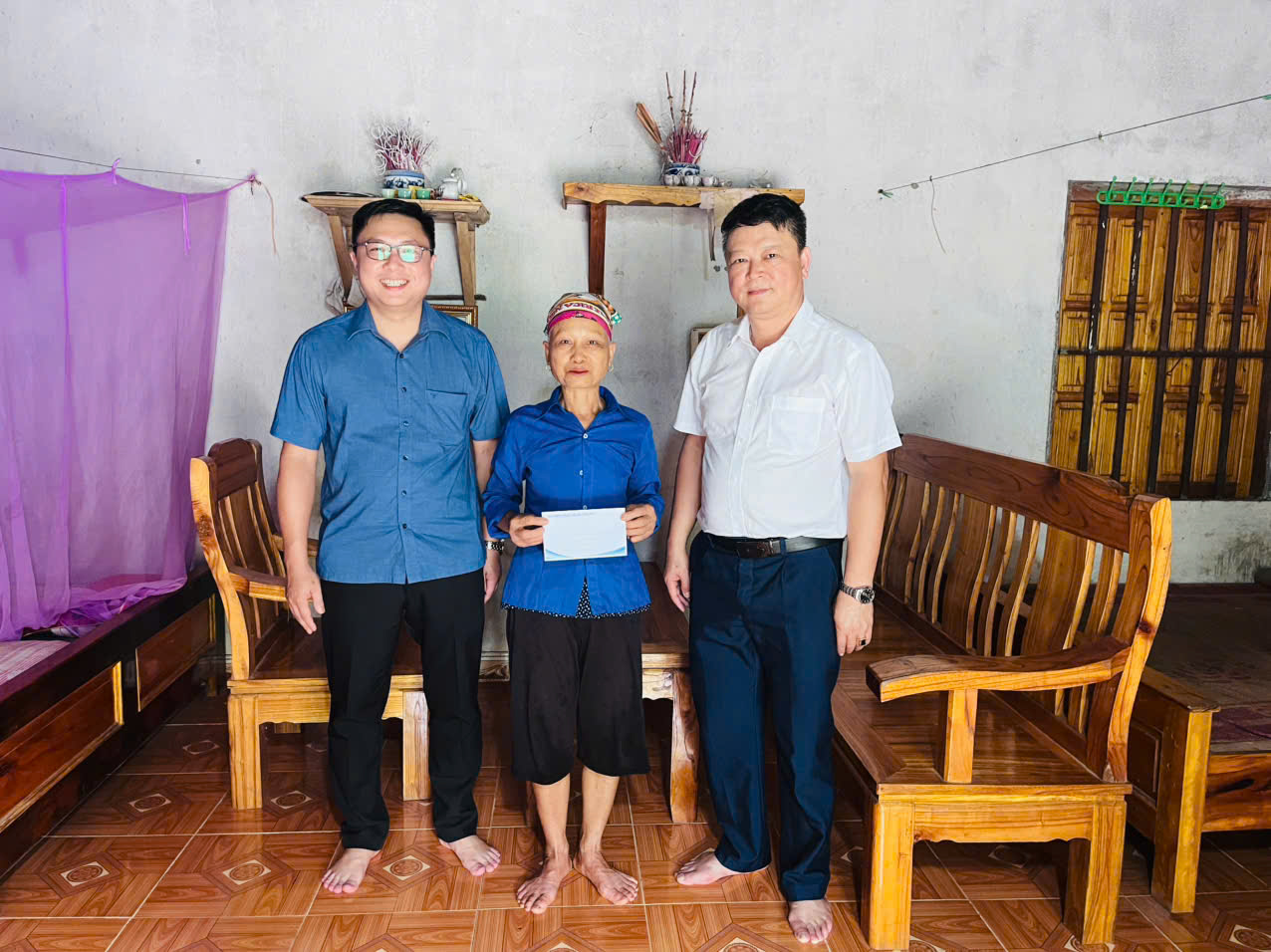 Bt Hiếu tặng qu&agrave;.jpg