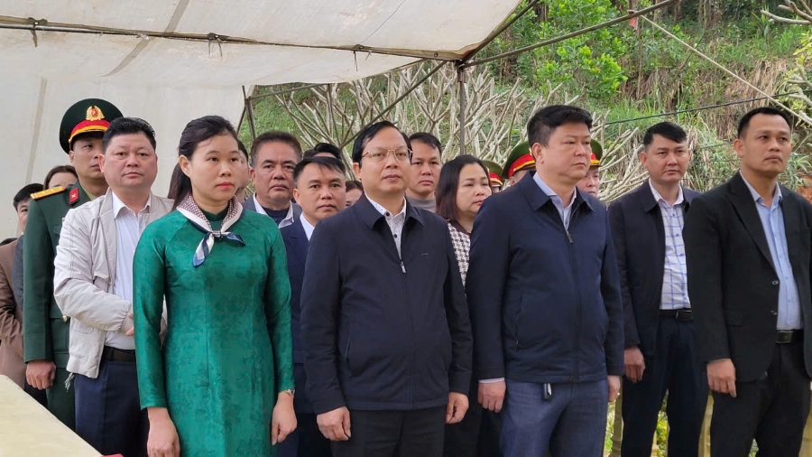 Viếng nghĩa trang 11.jpg