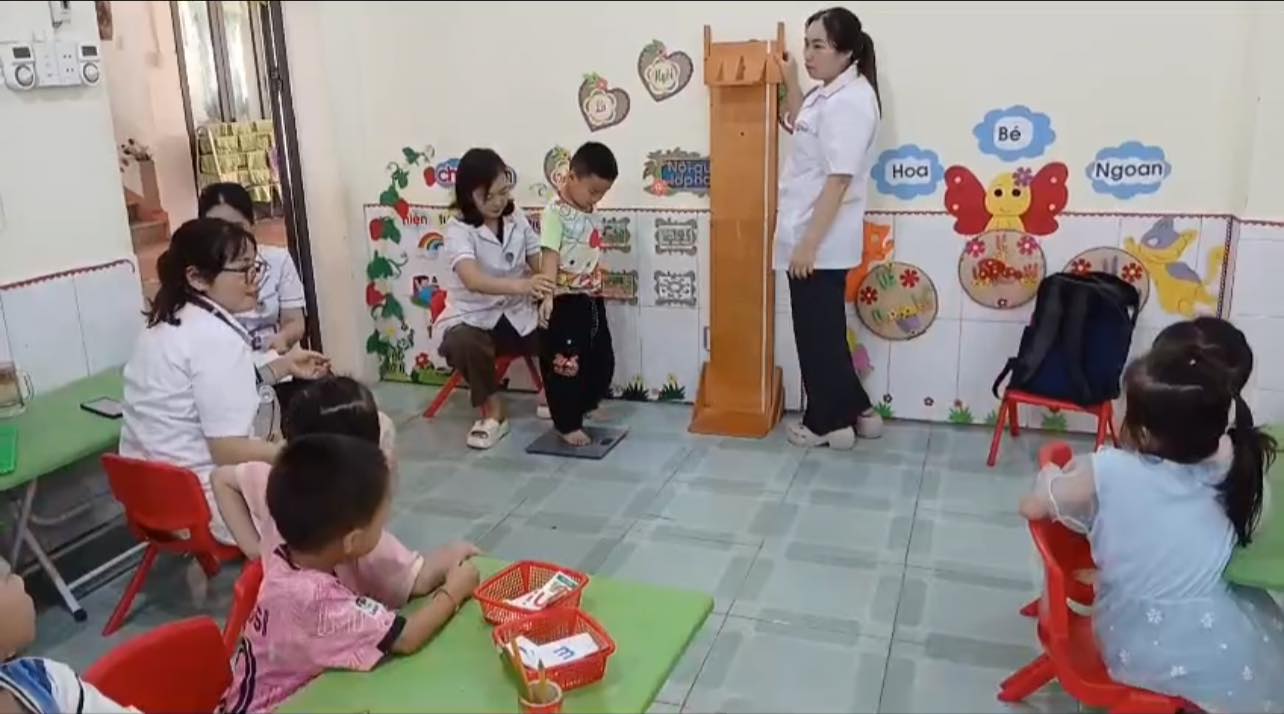 Trạm Y tế xã Yên Thành tổ chức khám sức khỏe cho học sinh hưởng ứng Ngày Sức khỏe toàn dân
