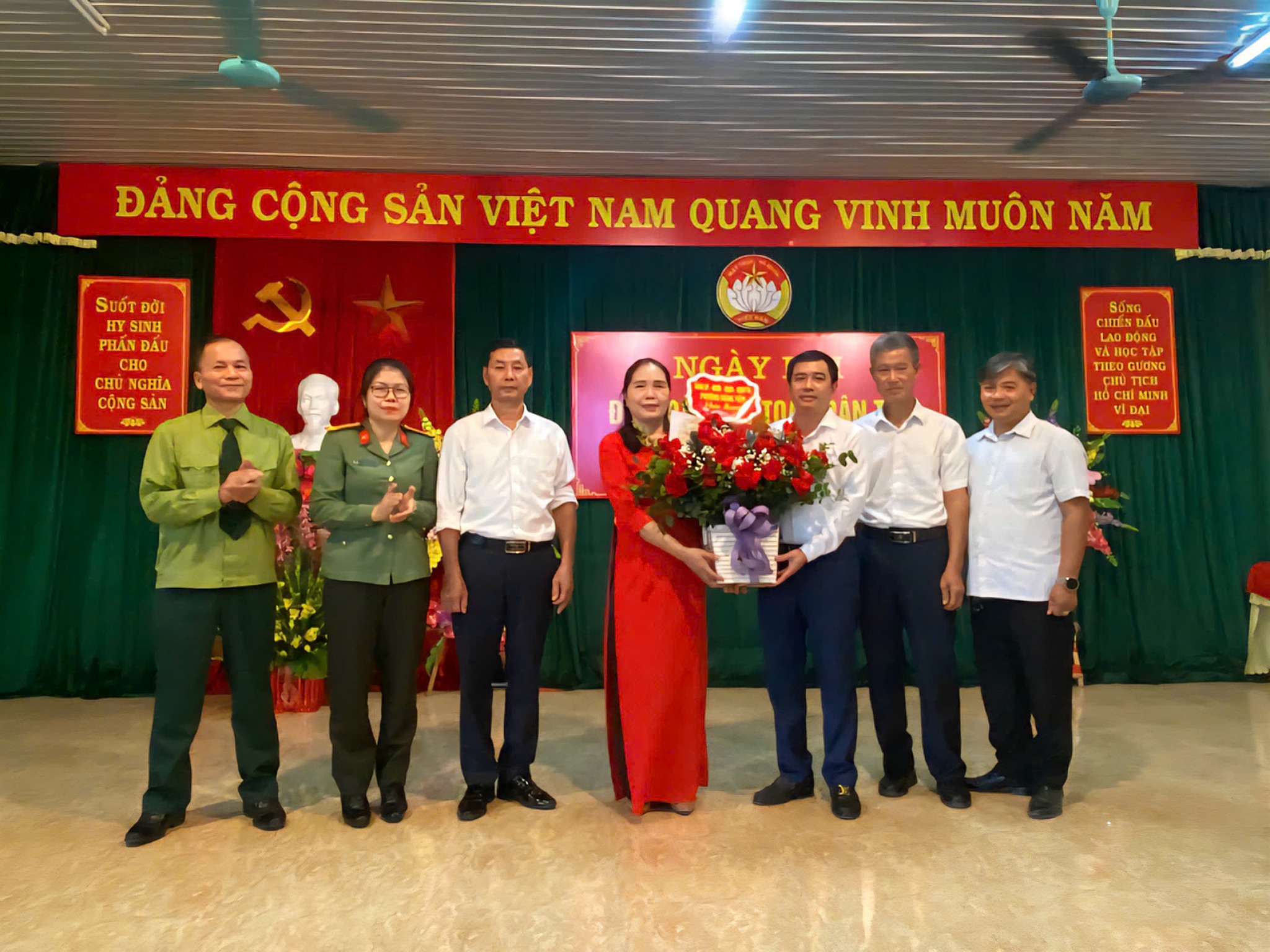 CÔNG AN PHƯỜNG NÔNG TIẾN CHUNG TAY CHĂM LO ĐỜI SỐNG, TĂNG CƯỜNG PHÁP CHẾ TRONG NGÀY HỘI ĐẠI ĐOÀN KẾT TOÀN DÂN TỘC