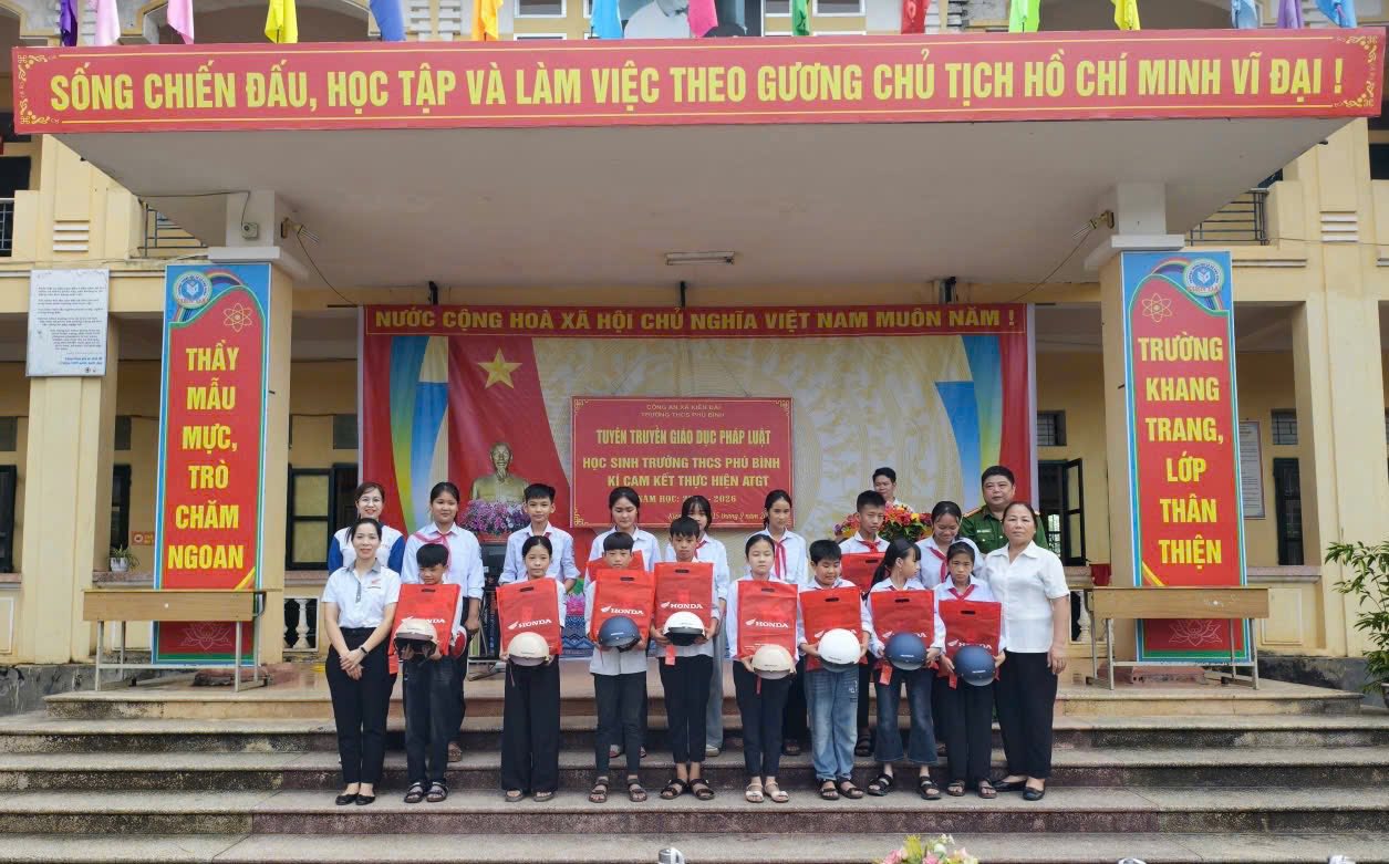 CÔNG AN XÃ KIÊN ĐÀI TUYÊN TRUYỀN AN TOÀN GIAO THÔNG