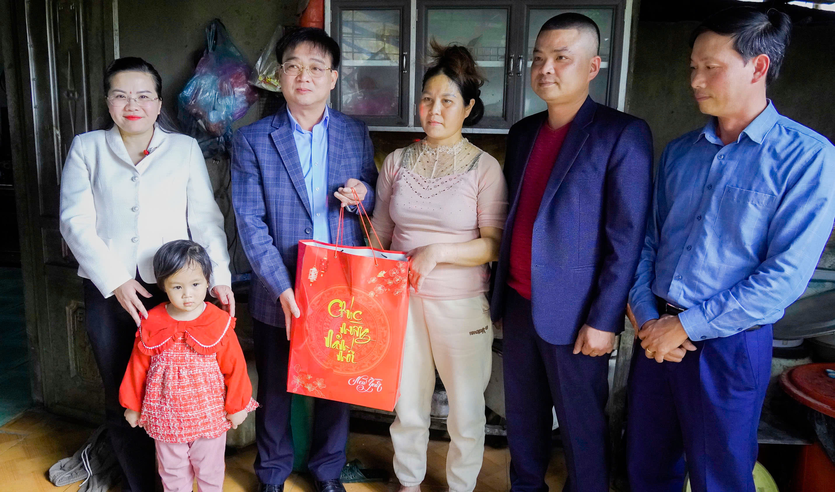 chủ nhiệm UBKT tỉnh ủy tặng qu&agrave; tết (5).jpg