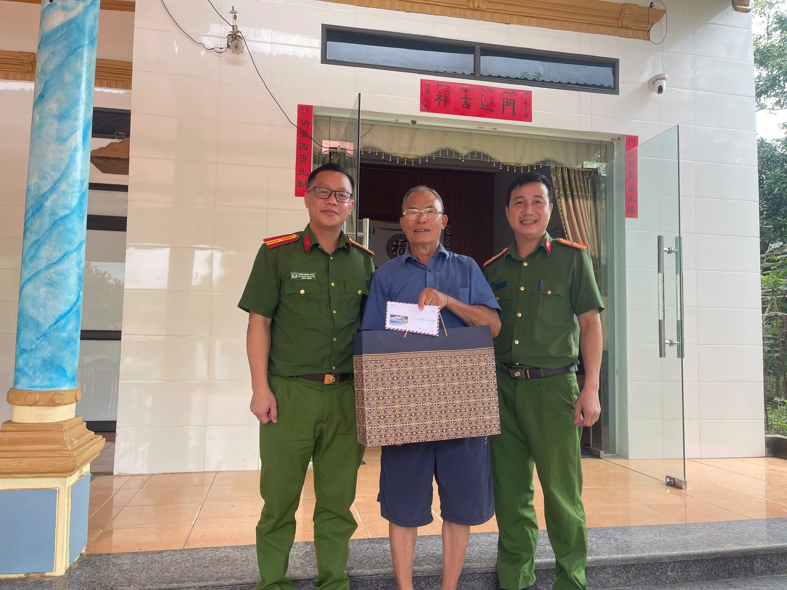 CÔNG AN XÃ HÒA AN THĂM HỎI, TẶNG QUÀ NGƯỜI CÓ UY TÍN TRONG VÙNG ĐỒNG BÀO DÂN TỘC THIỂU SỐ NHÂN DỊP QUỐC KHÁNH 2/9