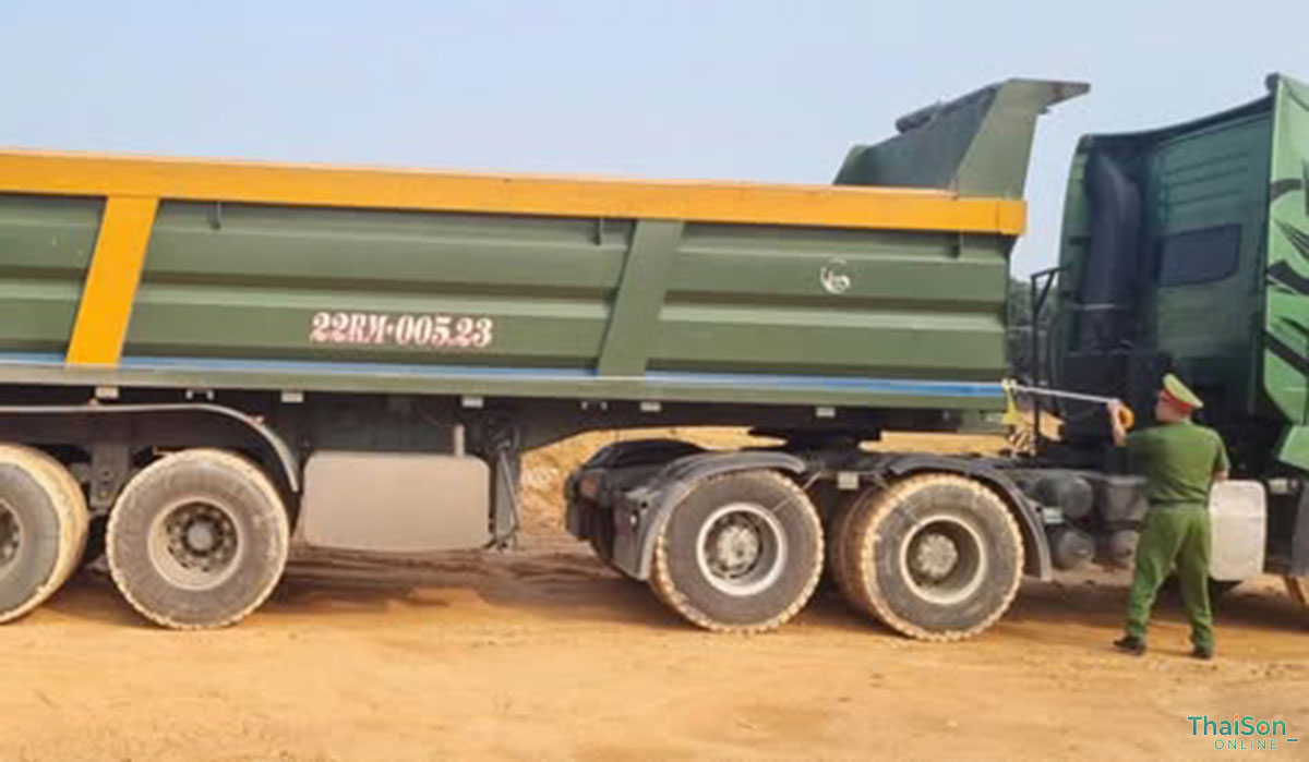 Công an xã Thái Sơn kiểm tra, rà soát xe ô tô tải tự đổ, sơ mi rơ moóc tự đổ có tải trọng từ 15.000 kg trở lên trên địa bàn