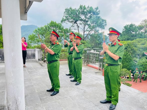   CÔNG AN XÃ CÁN TỶ: THẮP NÉN TÂM HƯƠNG TRI ÂN CÁC ANH HÙNG LIỆT SĨ TẠI NGHĨA TRANG QUẢN BẠ