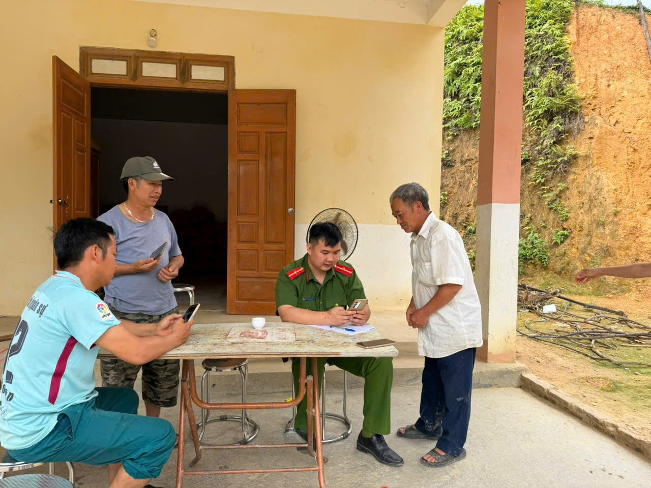 CÔNG AN XÃ TRUNG SƠN TĂNG CƯỜNG CẤP, KÍCH HOẠT TÀI KHOẢN ĐỊNH DANH ĐIỆN TỬ MỨC ĐỘ 2 CHO NGƯỜI DÂN