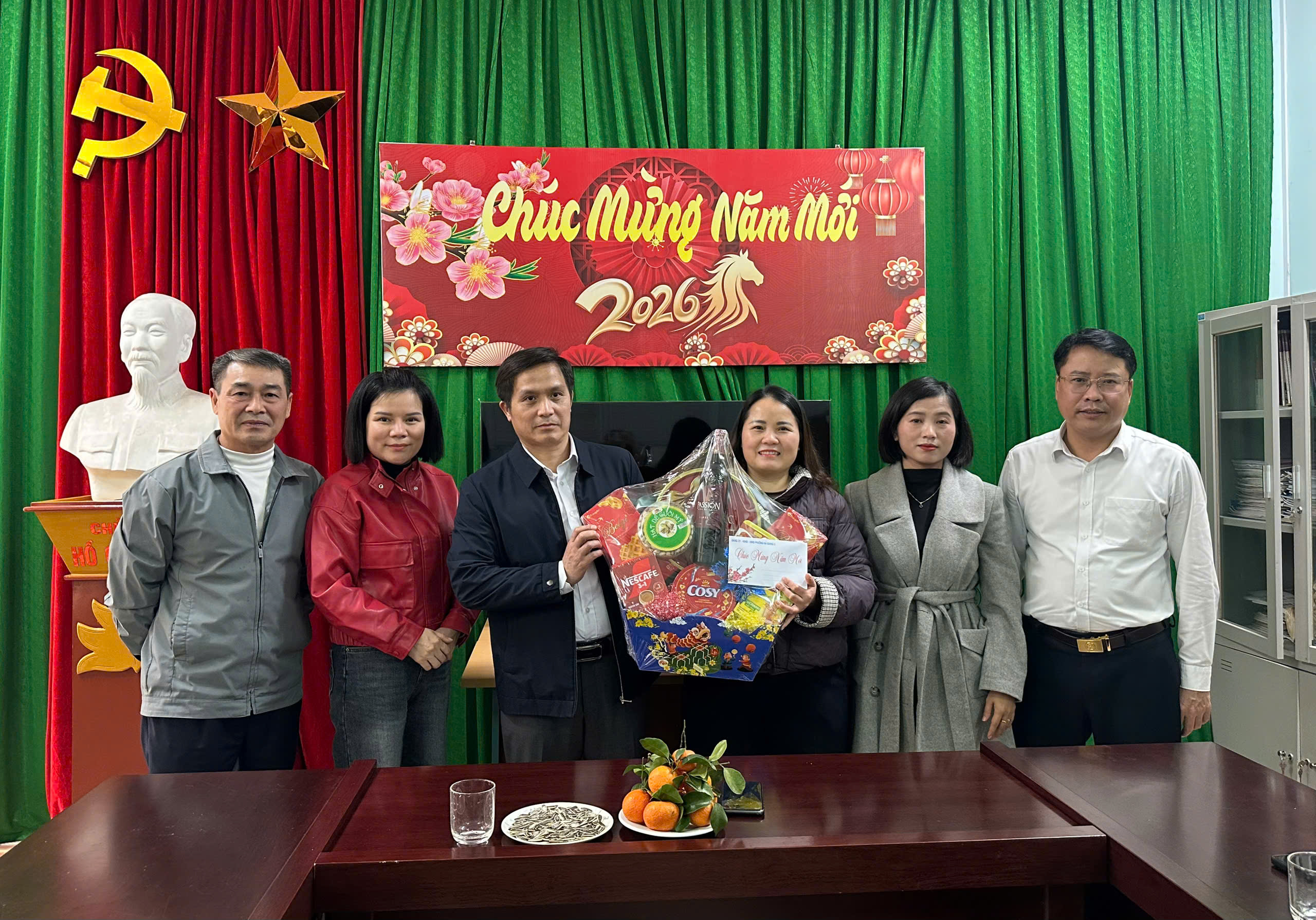 Chủ tịch UBND phường Hà Giang 2 chúc Tết các đơn vị trực Tết Nguyên đán