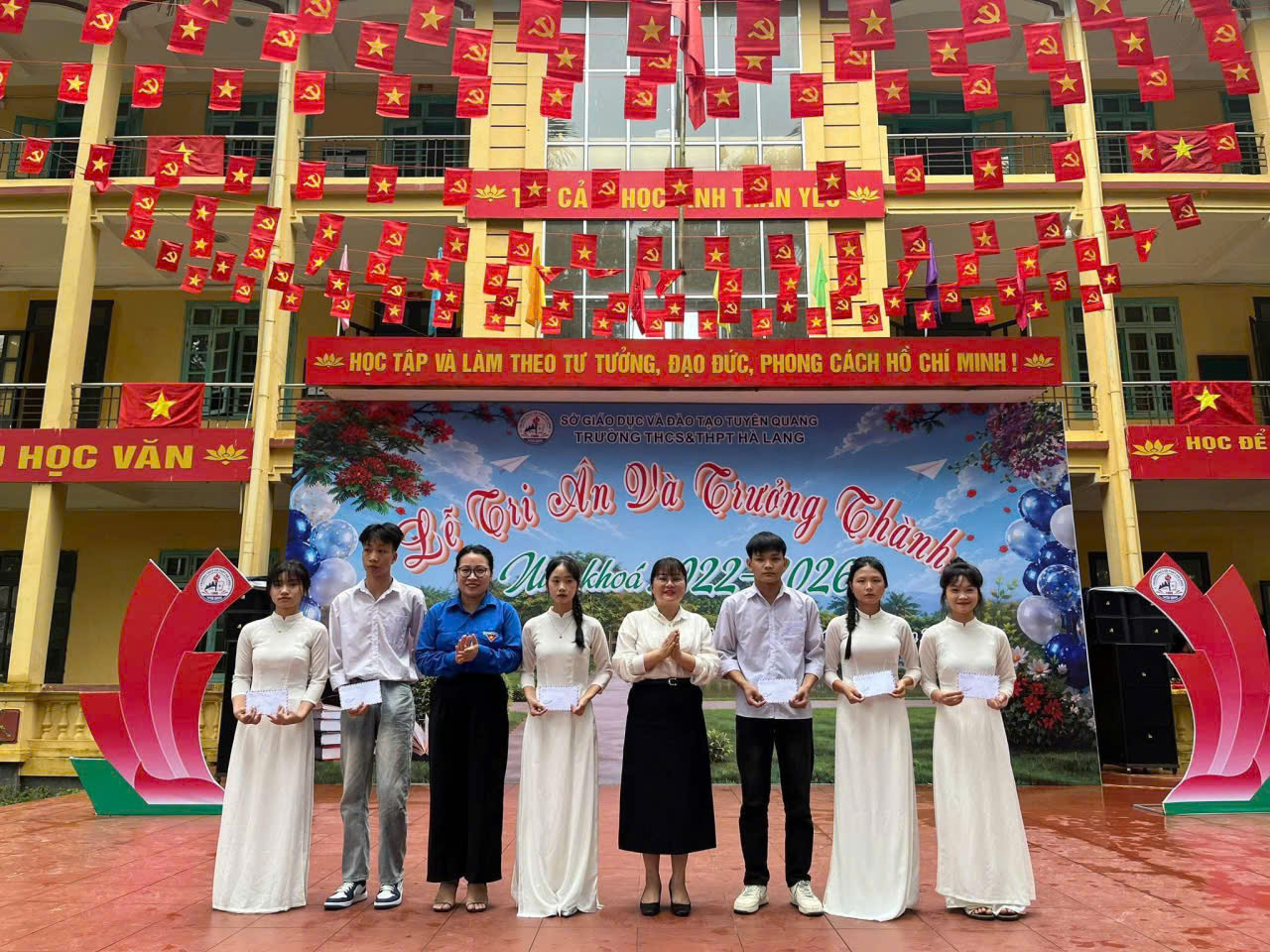TRAO CÁC XUẤT QUÀ ĐỘNG VIÊN CÁC EM HỌC SINH KHỐI 12 TRƯỚC KỲ THI THPT