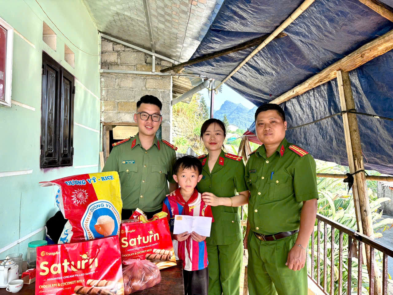 CÔNG AN XÃ YÊN MINH THĂM HỎI, ĐỘNG VIÊN CON NUÔI CÔNG AN XÃ